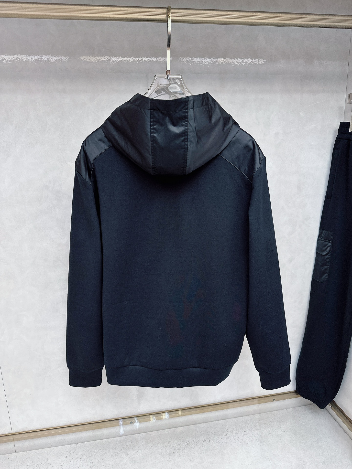 普拉达 2025秋冬新款时尚休闲套装 品牌经典LOGO ，舒适度极好，手触感强烈。辨识度极高 定制进口面