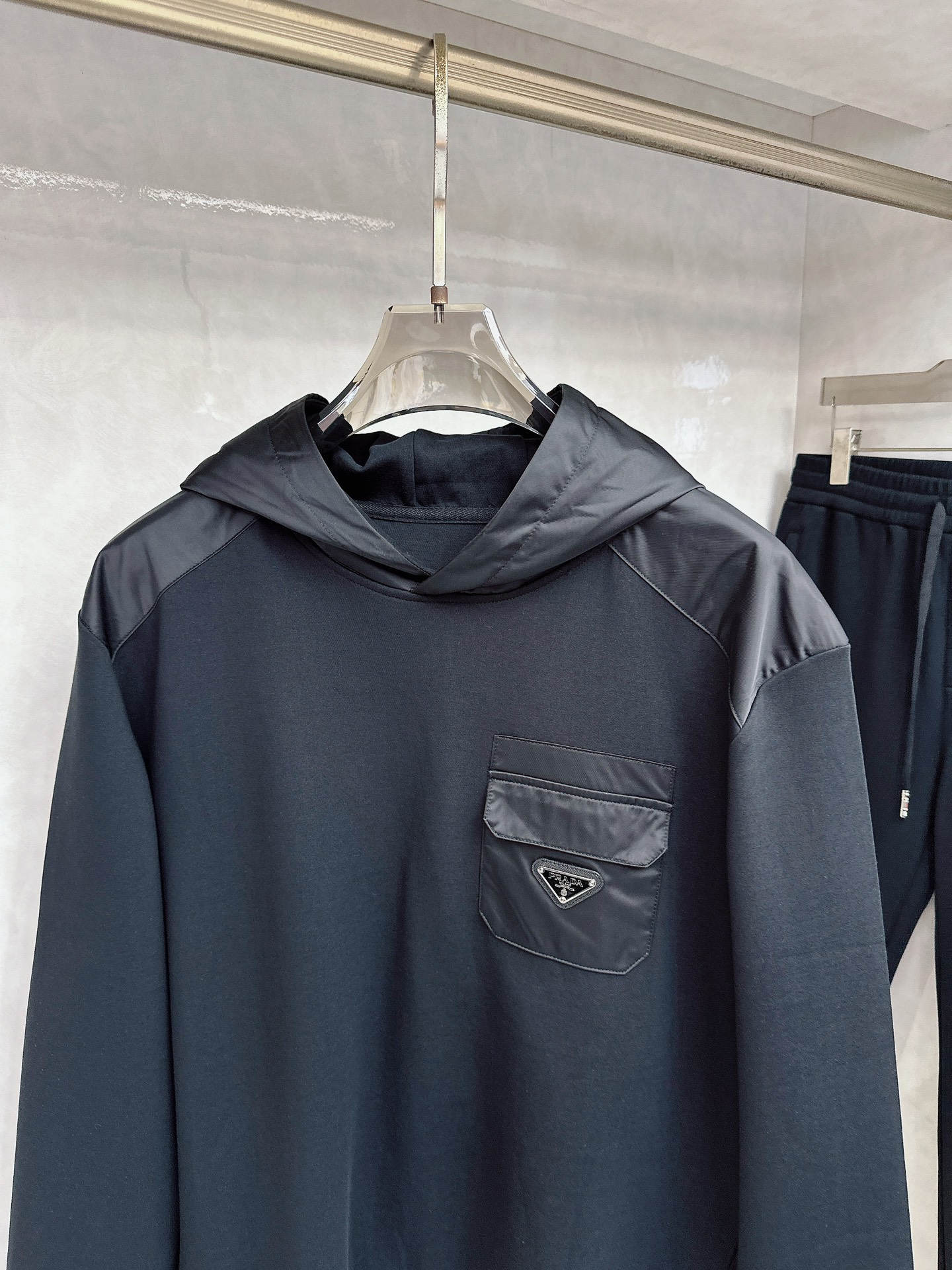 普拉达 2025秋冬新款时尚休闲套装 品牌经典LOGO ，舒适度极好，手触感强烈。辨识度极高 定制进口面