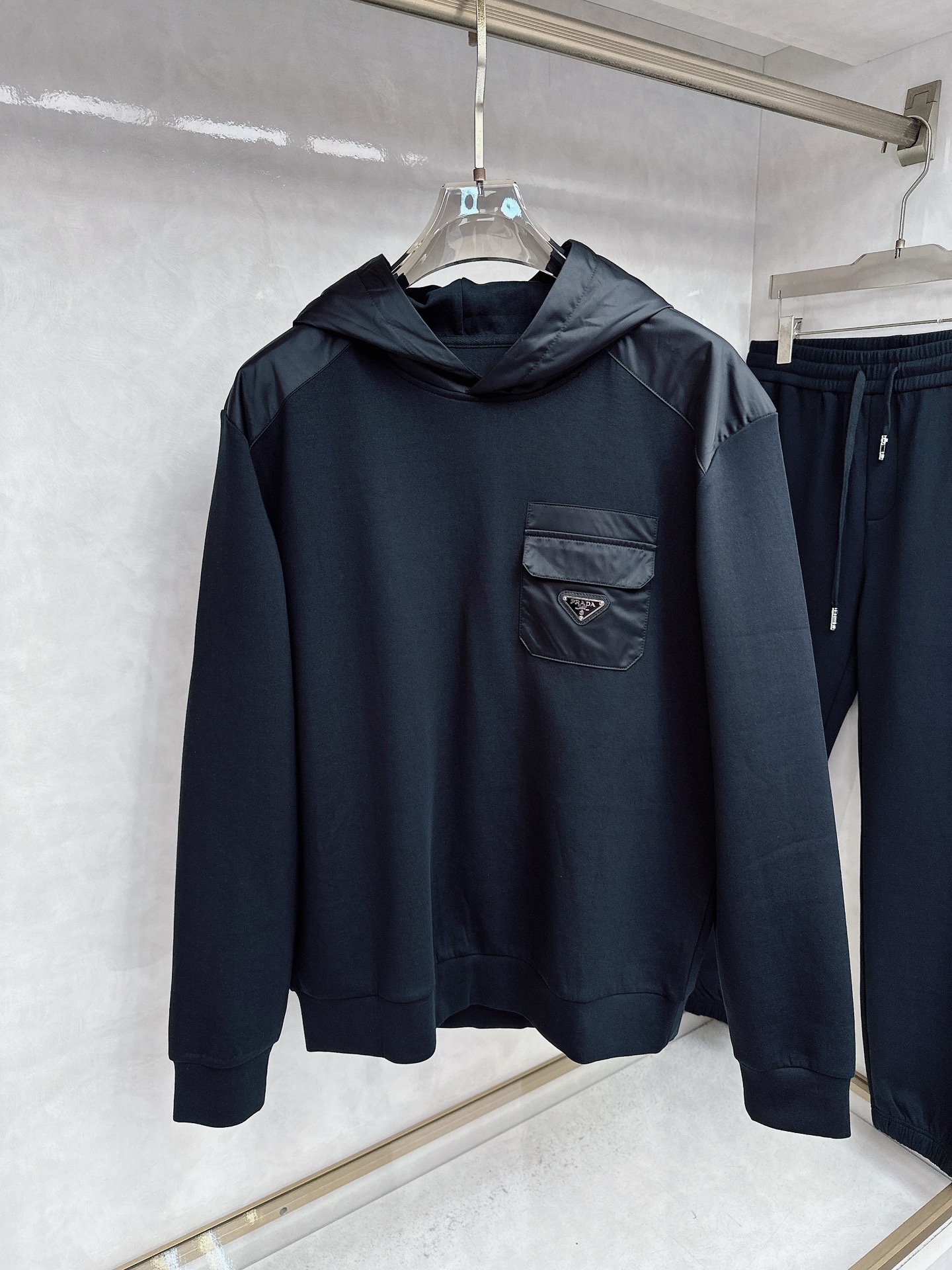 普拉达 2025秋冬新款时尚休闲套装 品牌经典LOGO ，舒适度极好，手触感强烈。辨识度极高 定制进口面