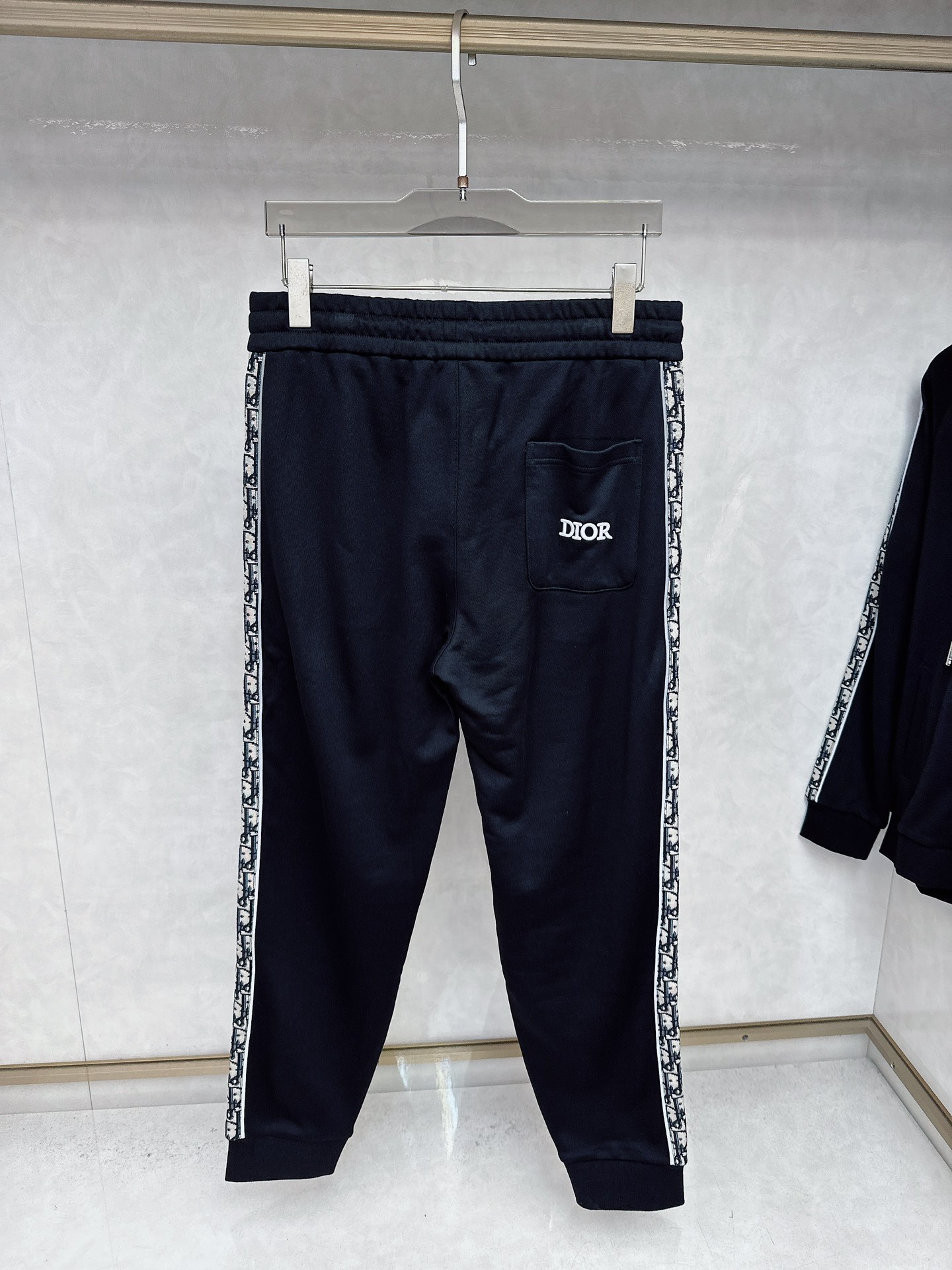 迪奥 2025秋冬新款时尚休闲套装 品牌经典LOGO ，舒适度极好，手触感强烈。辨识度极高 定制进口面料