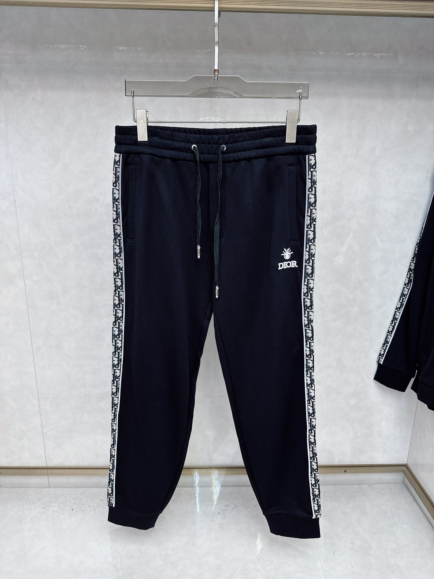 迪奥 2025秋冬新款时尚休闲套装 品牌经典LOGO ，舒适度极好，手触感强烈。辨识度极高 定制进口面料