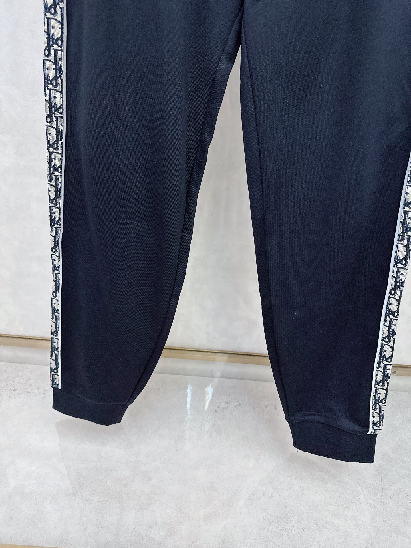 迪奥 2025秋冬新款时尚休闲套装 品牌经典LOGO ，舒适度极好，手触感强烈。辨识度极高 定制进口面料