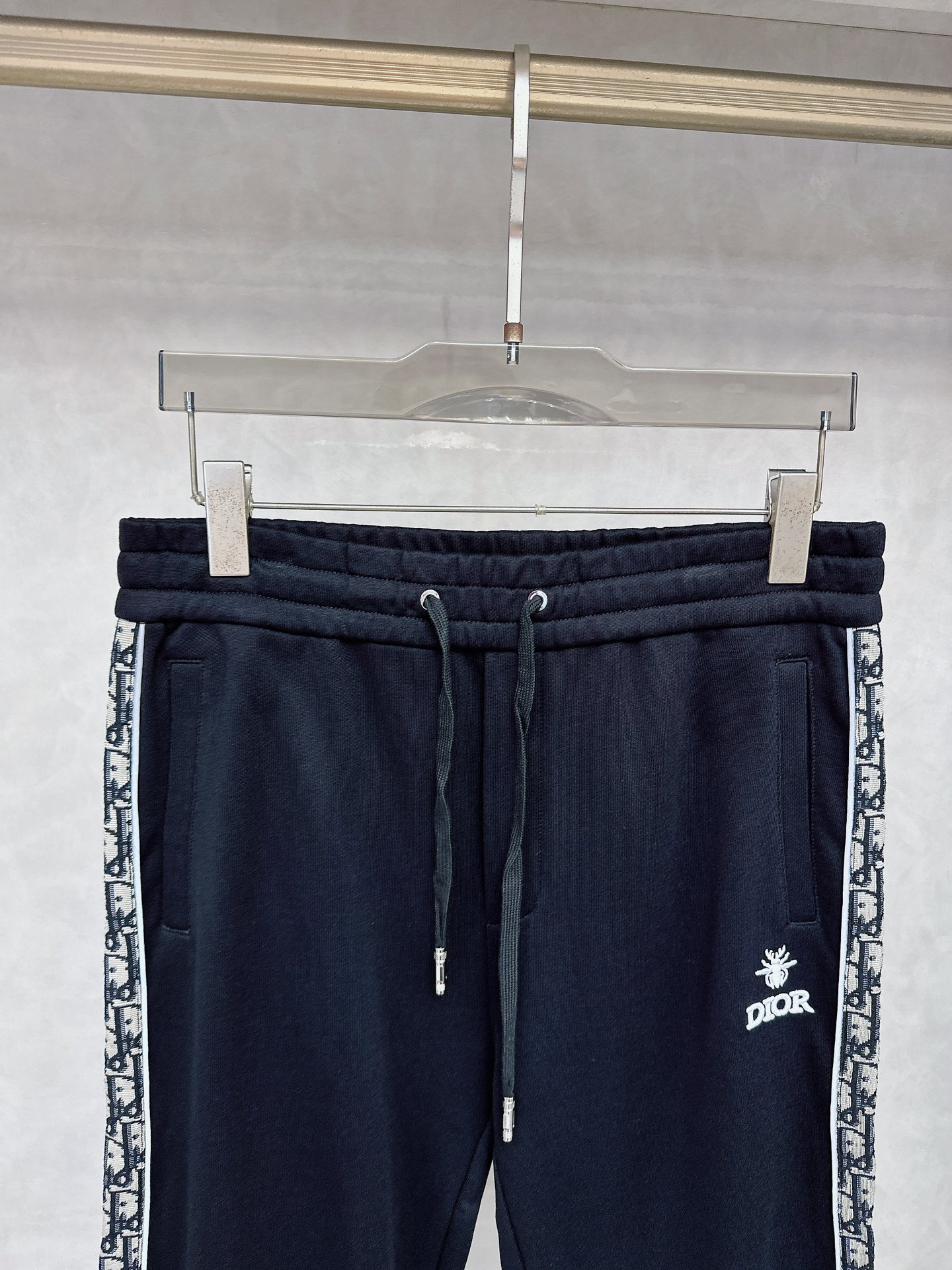 迪奥 2025秋冬新款时尚休闲套装 品牌经典LOGO ，舒适度极好，手触感强烈。辨识度极高 定制进口面料