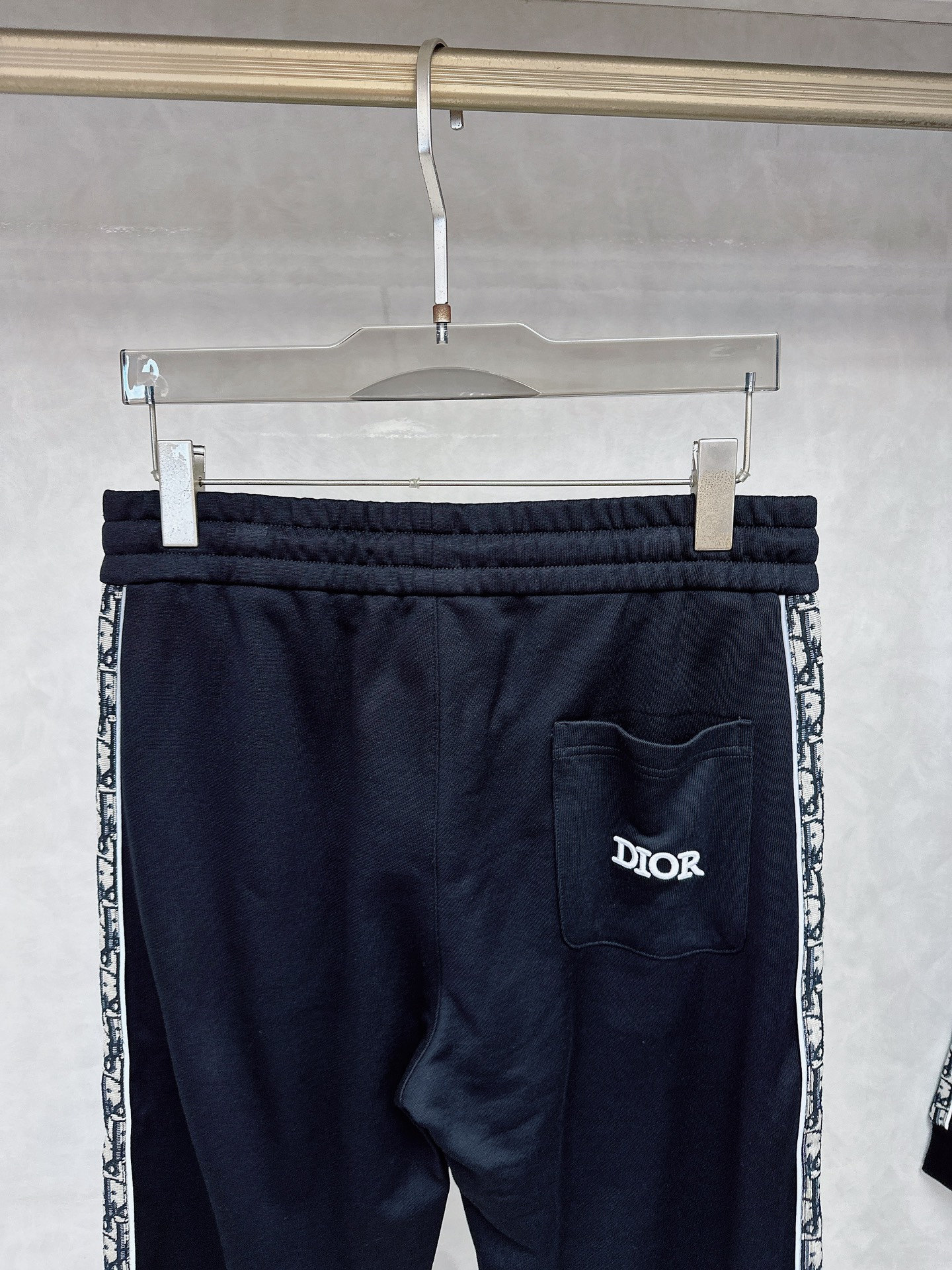 迪奥 2025秋冬新款时尚休闲套装 品牌经典LOGO ，舒适度极好，手触感强烈。辨识度极高 定制进口面料