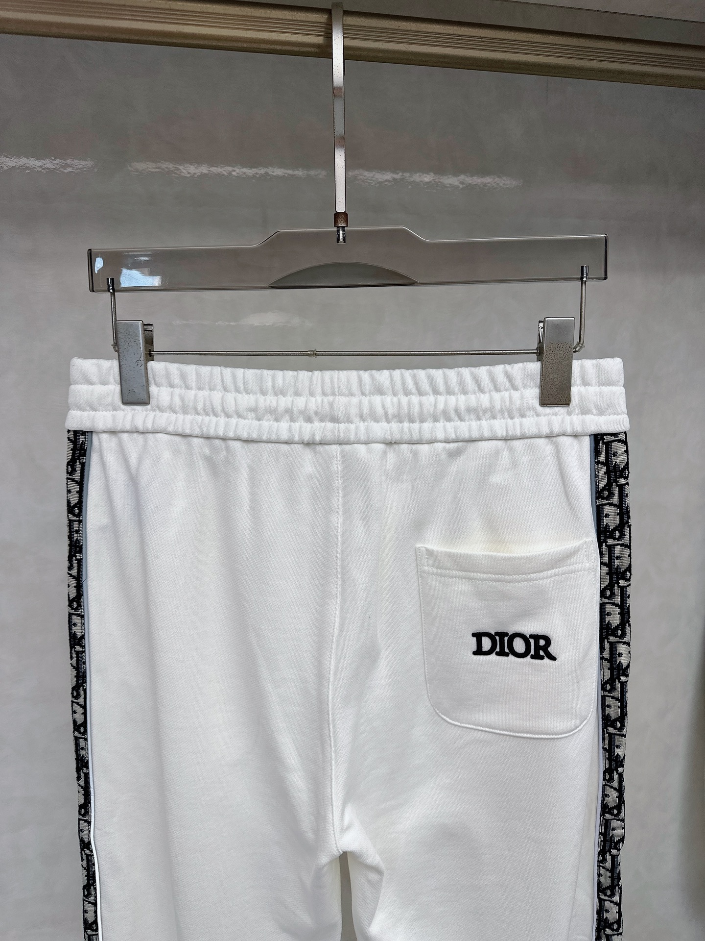 迪奥 2025秋冬新款时尚休闲套装 品牌经典LOGO ，舒适度极好，手触感强烈。辨识度极高 定制进口面料