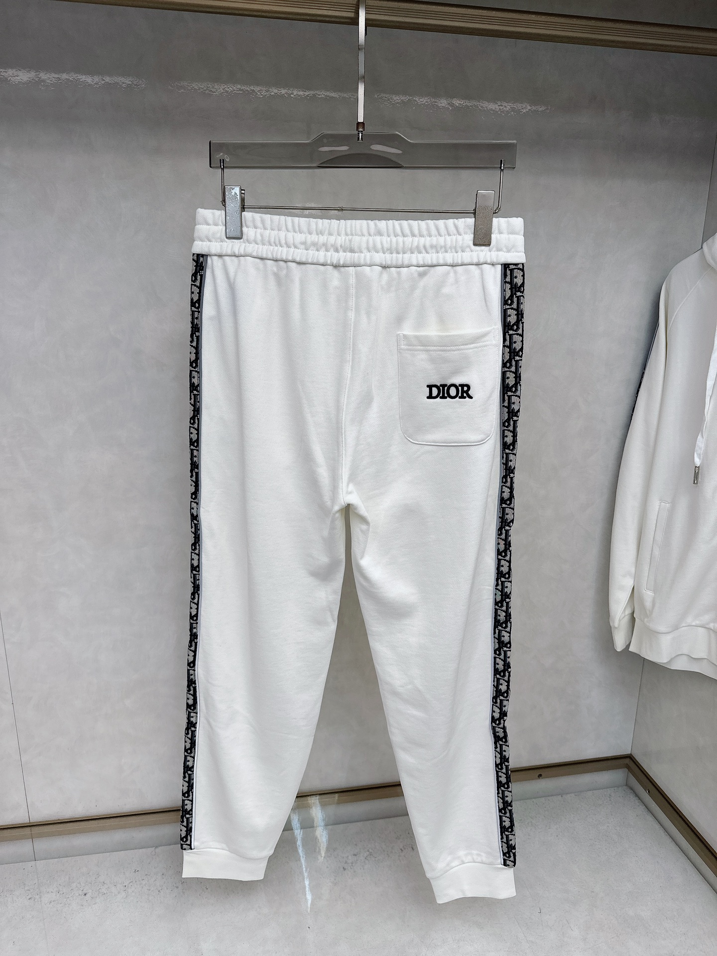 迪奥 2025秋冬新款时尚休闲套装 品牌经典LOGO ，舒适度极好，手触感强烈。辨识度极高 定制进口面料