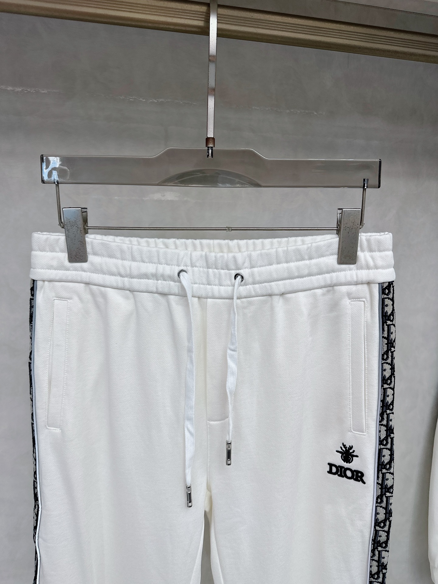 迪奥 2025秋冬新款时尚休闲套装 品牌经典LOGO ，舒适度极好，手触感强烈。辨识度极高 定制进口面料