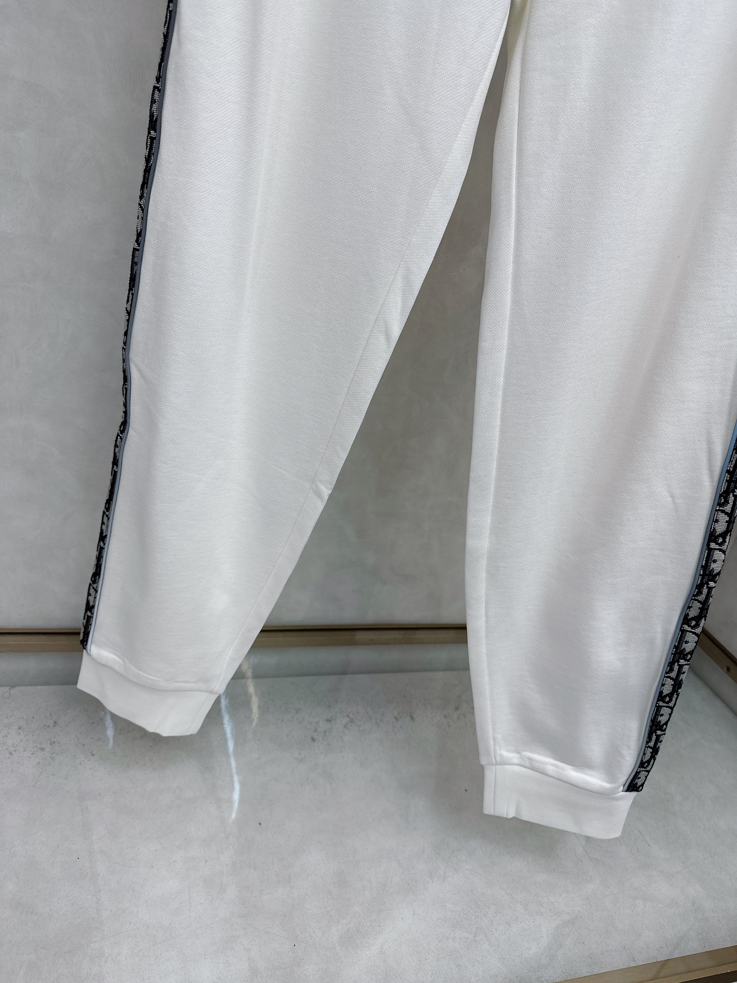 迪奥 2025秋冬新款时尚休闲套装 品牌经典LOGO ，舒适度极好，手触感强烈。辨识度极高 定制进口面料