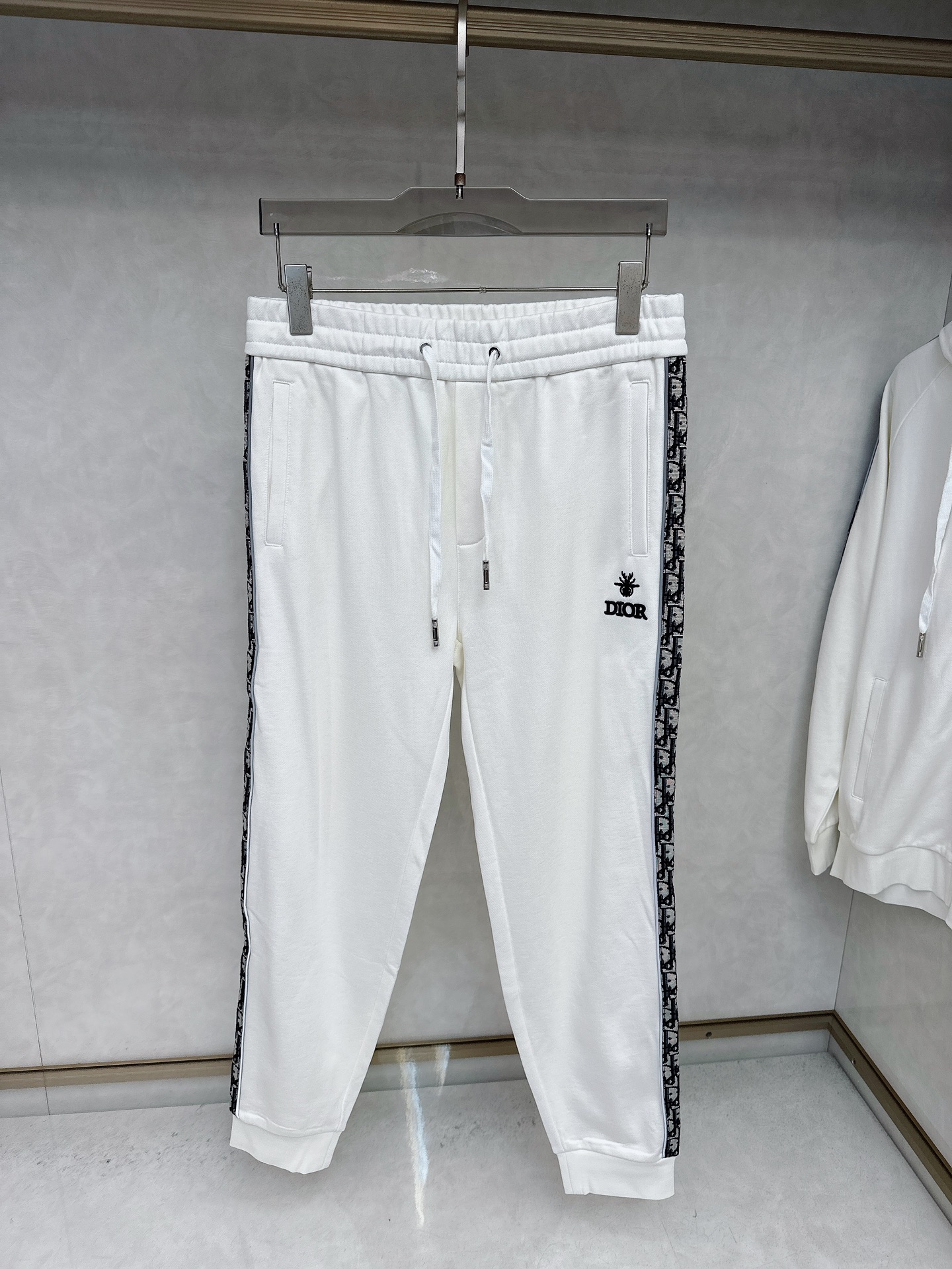 迪奥 2025秋冬新款时尚休闲套装 品牌经典LOGO ，舒适度极好，手触感强烈。辨识度极高 定制进口面料