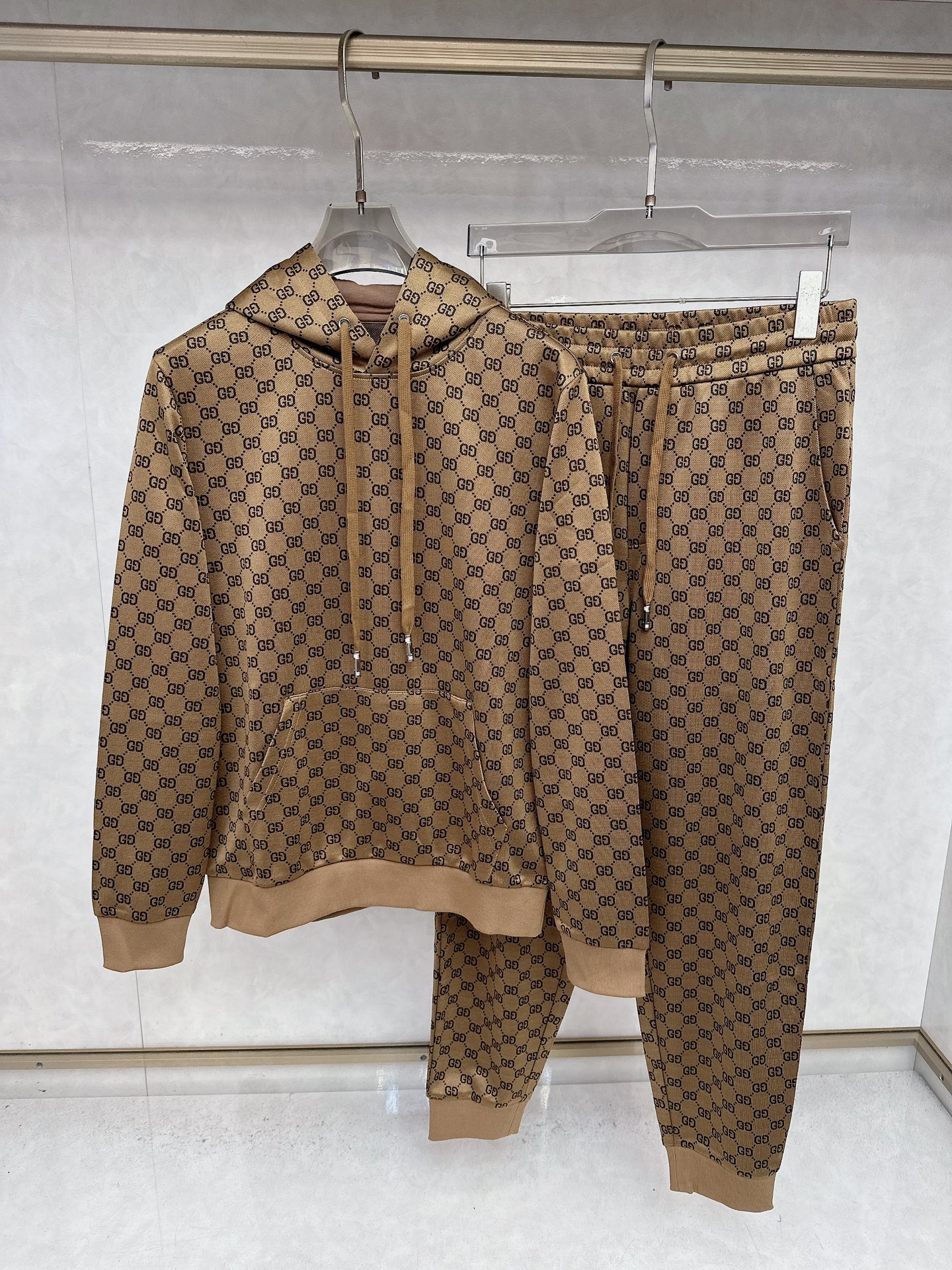 古奇 2025秋冬新款时尚休闲套装 品牌经典LOGO ，舒适度极好，手触感强烈。辨识度极高 定制进口面料