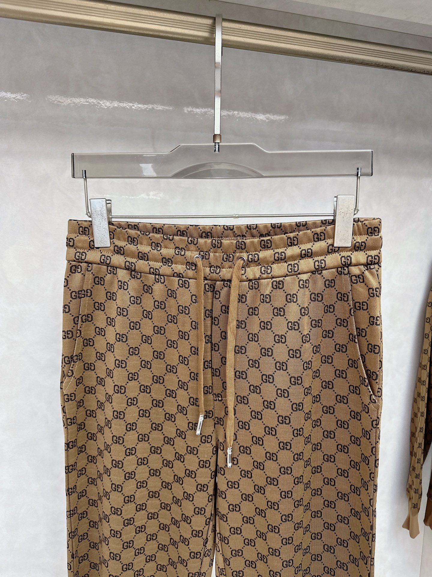 古奇 2025秋冬新款时尚休闲套装 品牌经典LOGO ，舒适度极好，手触感强烈。辨识度极高 定制进口面料