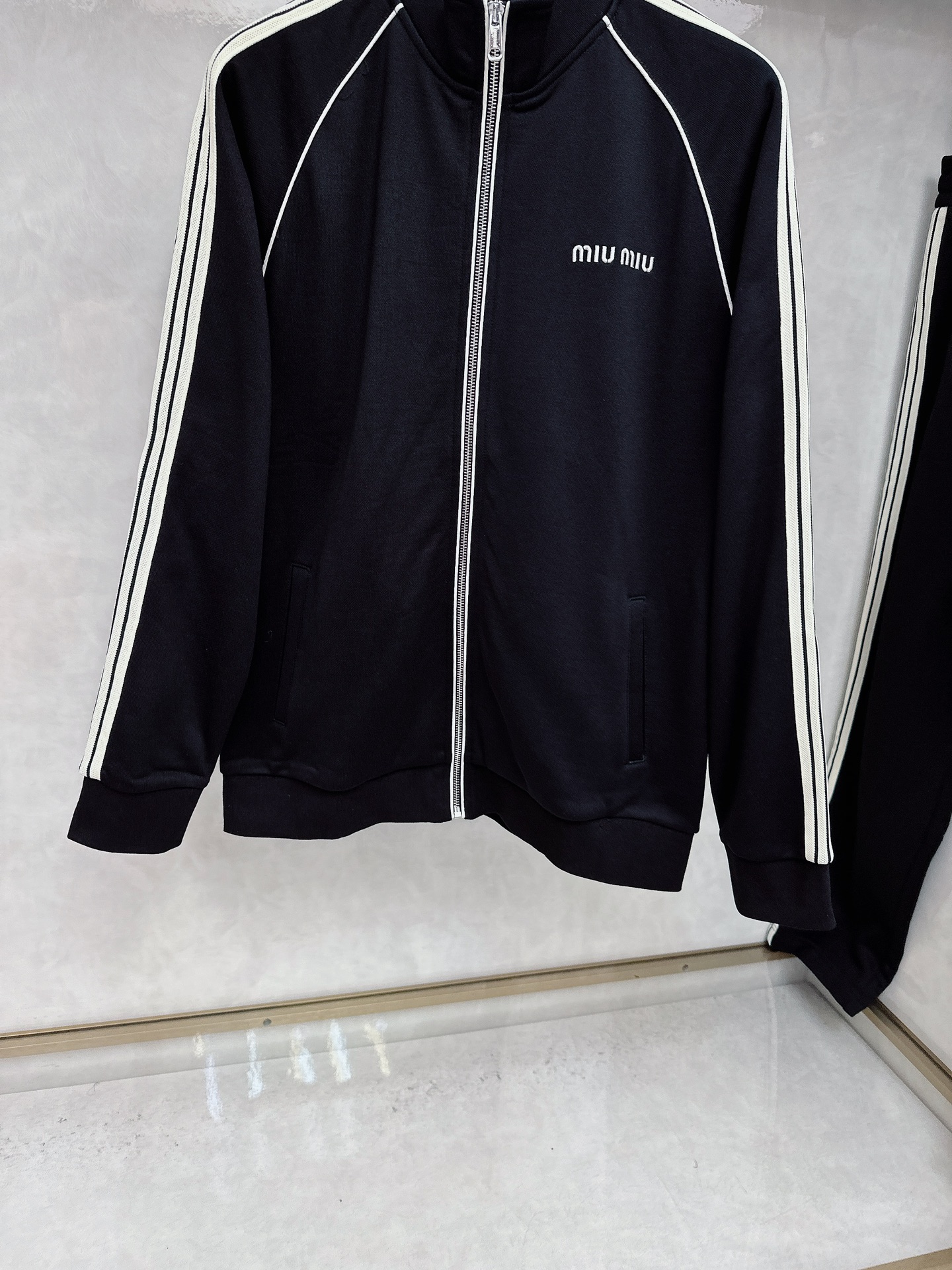 😊 2025秋冬新款时尚休闲套装 品牌经典LOGO ，舒适度极好，手触感强烈。辨识度极高 定制进口面料 