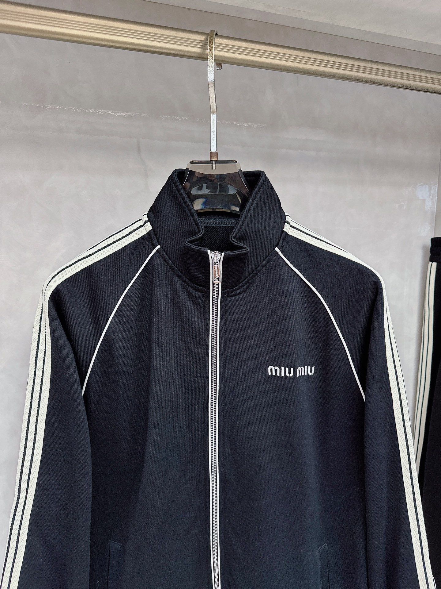 😊 2025秋冬新款时尚休闲套装 品牌经典LOGO ，舒适度极好，手触感强烈。辨识度极高 定制进口面料 