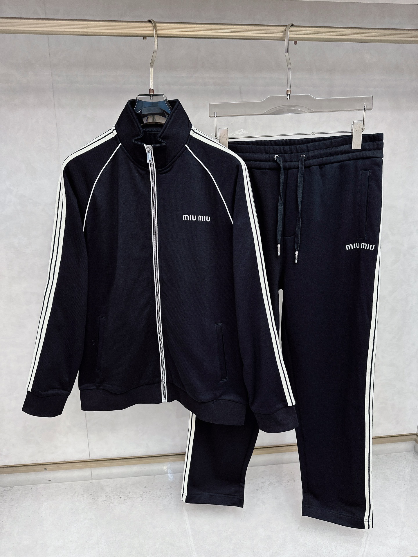 😊 2025秋冬新款时尚休闲套装 品牌经典LOGO ，舒适度极好，手触感强烈。辨识度极高 定制进口面料 