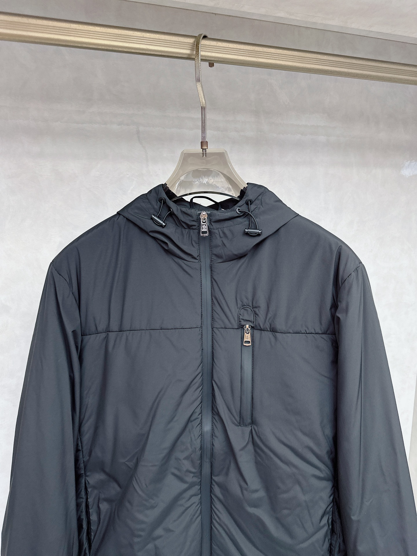 MONER 2025新品，连帽防水夹克外套，同步官网发售！原厂代工出品，该款夹克外层超柔聚酯纤维防风防水