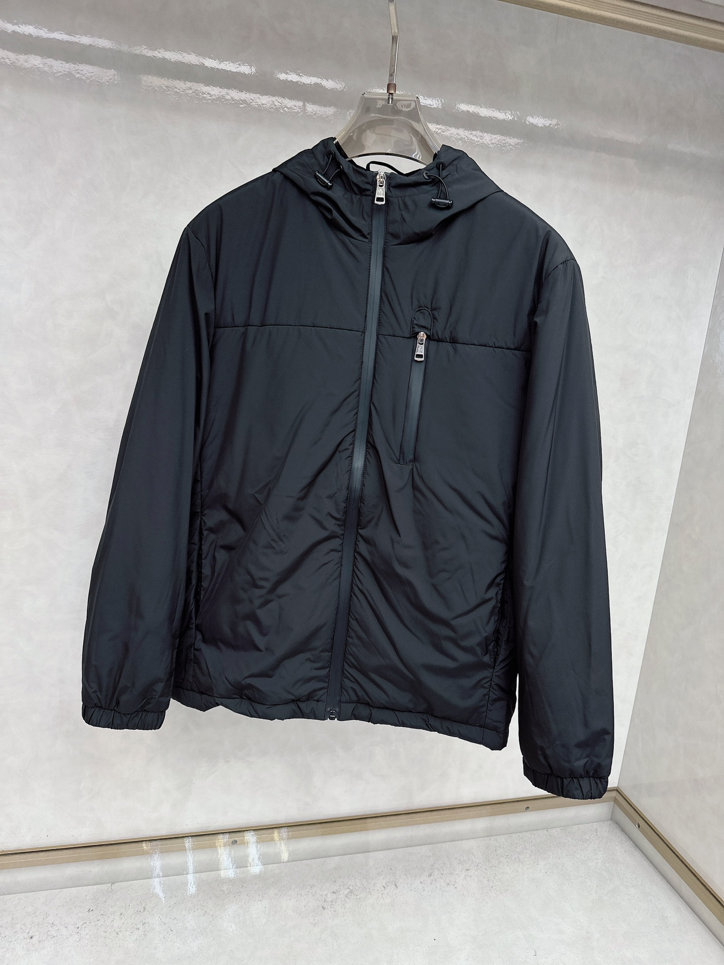 MONER 2025新品，连帽防水夹克外套，同步官网发售！原厂代工出品，该款夹克外层超柔聚酯纤维防风防水