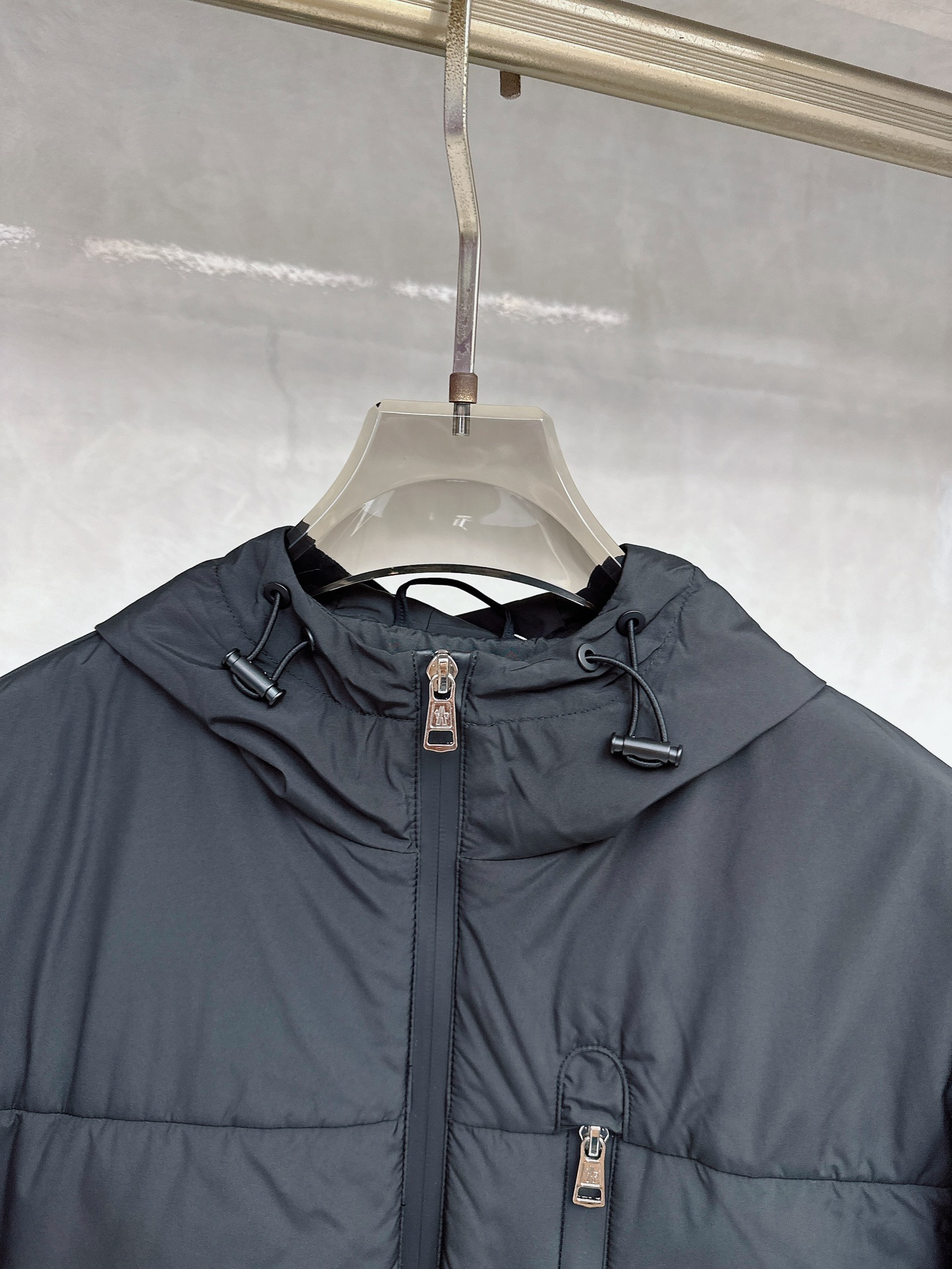 MONER 2025新品，连帽防水夹克外套，同步官网发售！原厂代工出品，该款夹克外层超柔聚酯纤维防风防水