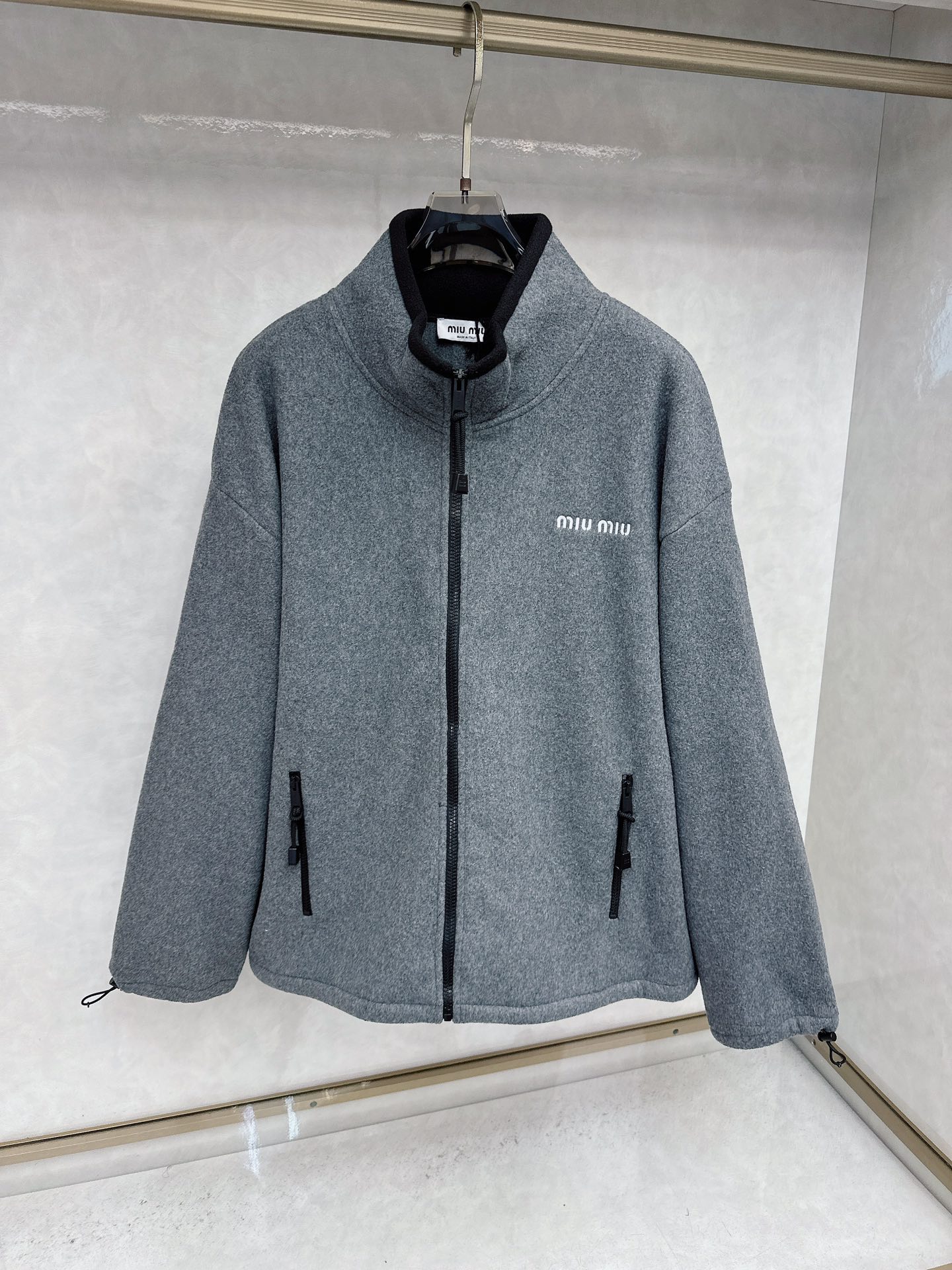 🆕Miu mi*24Fw早秋新款 徽标刺绣小logo灰色立领丨⚠独家yb开发！高版出品！胸口饰有撞色品牌