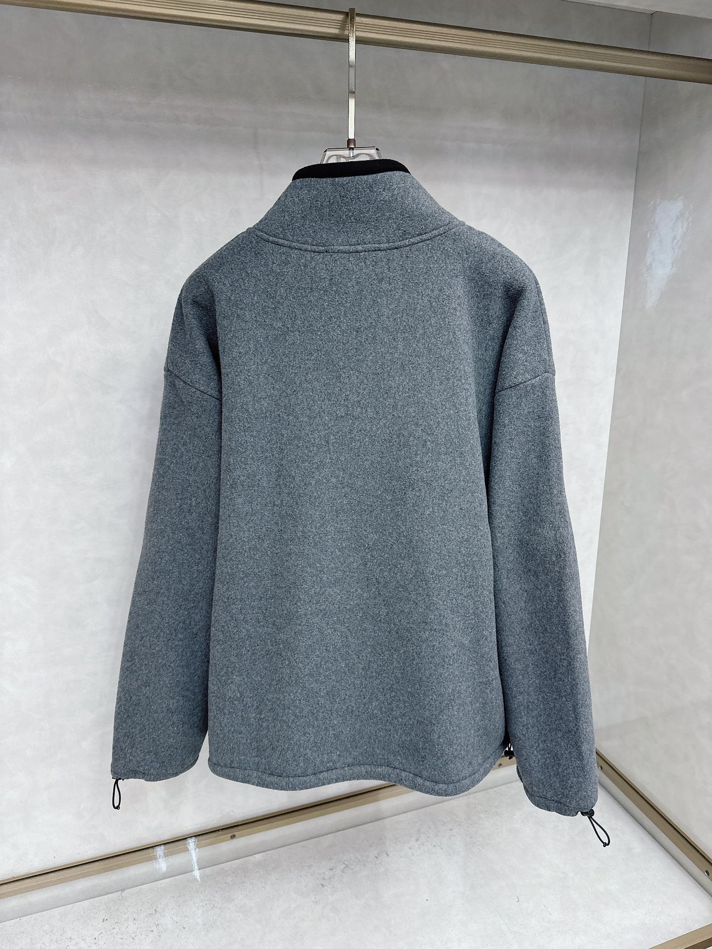 🆕Miu mi*24Fw早秋新款 徽标刺绣小logo灰色立领丨⚠独家yb开发！高版出品！胸口饰有撞色品牌