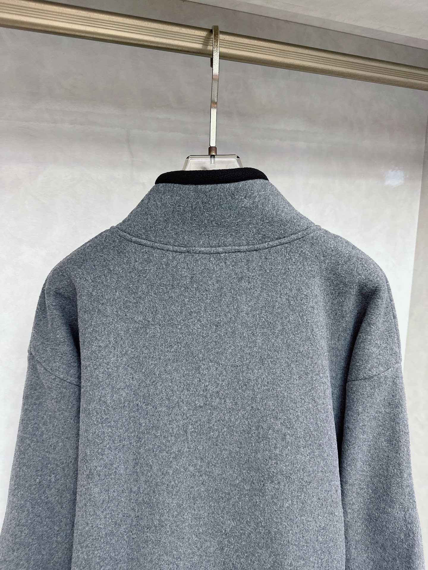 🆕Miu mi*24Fw早秋新款 徽标刺绣小logo灰色立领丨⚠独家yb开发！高版出品！胸口饰有撞色品牌