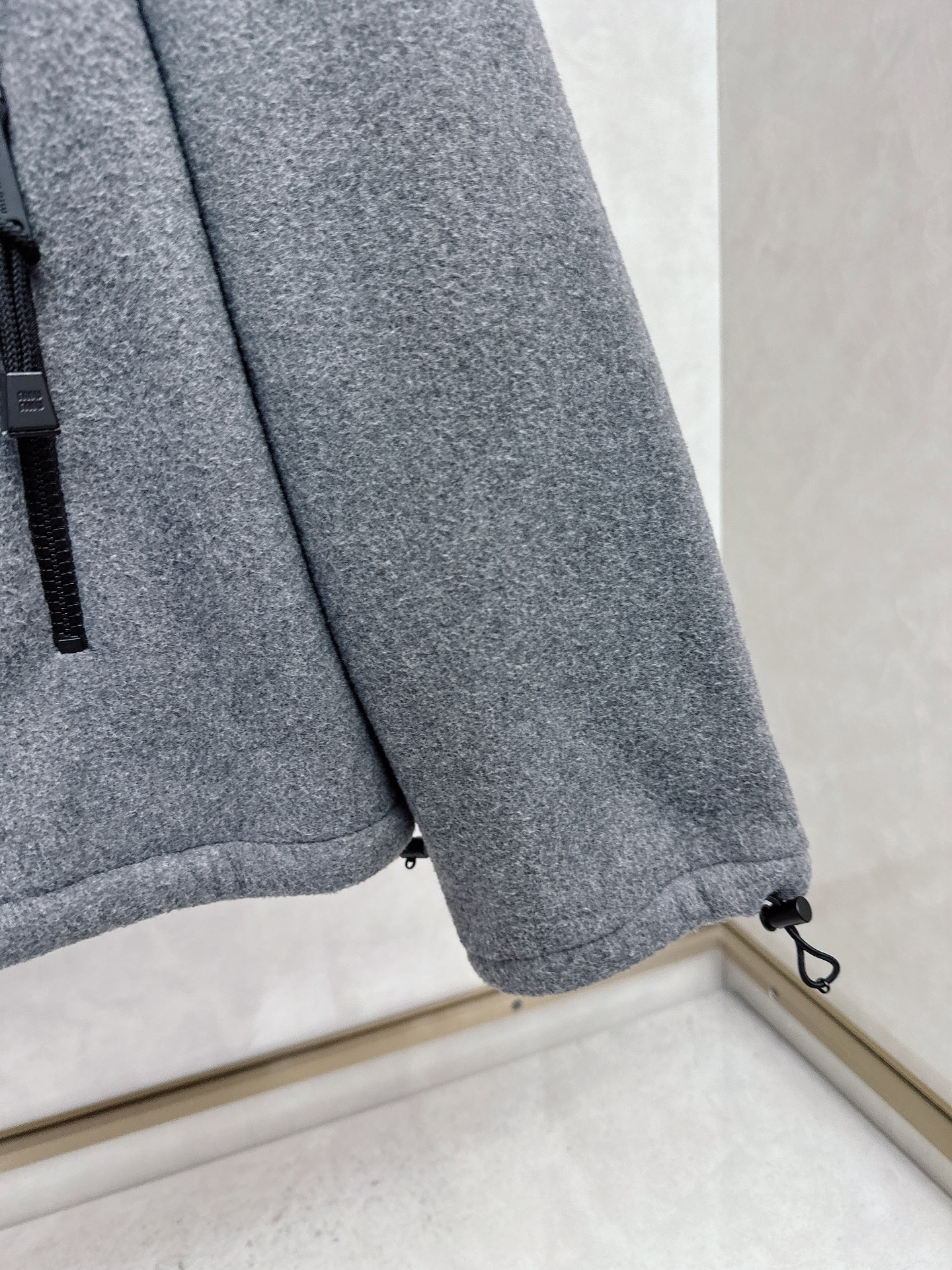 🆕Miu mi*24Fw早秋新款 徽标刺绣小logo灰色立领丨⚠独家yb开发！高版出品！胸口饰有撞色品牌