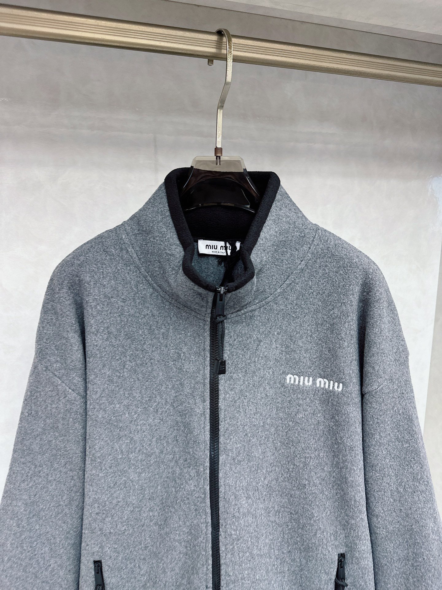 🆕Miu mi*24Fw早秋新款 徽标刺绣小logo灰色立领丨⚠独家yb开发！高版出品！胸口饰有撞色品牌