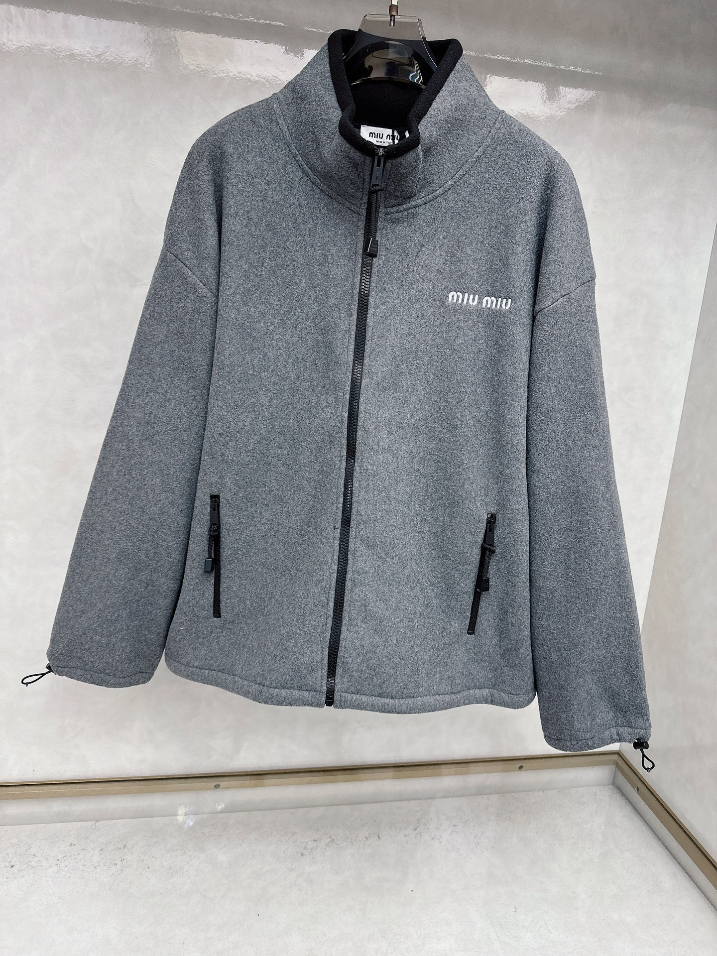 🆕Miu mi*24Fw早秋新款 徽标刺绣小logo灰色立领丨⚠独家yb开发！高版出品！胸口饰有撞色品牌