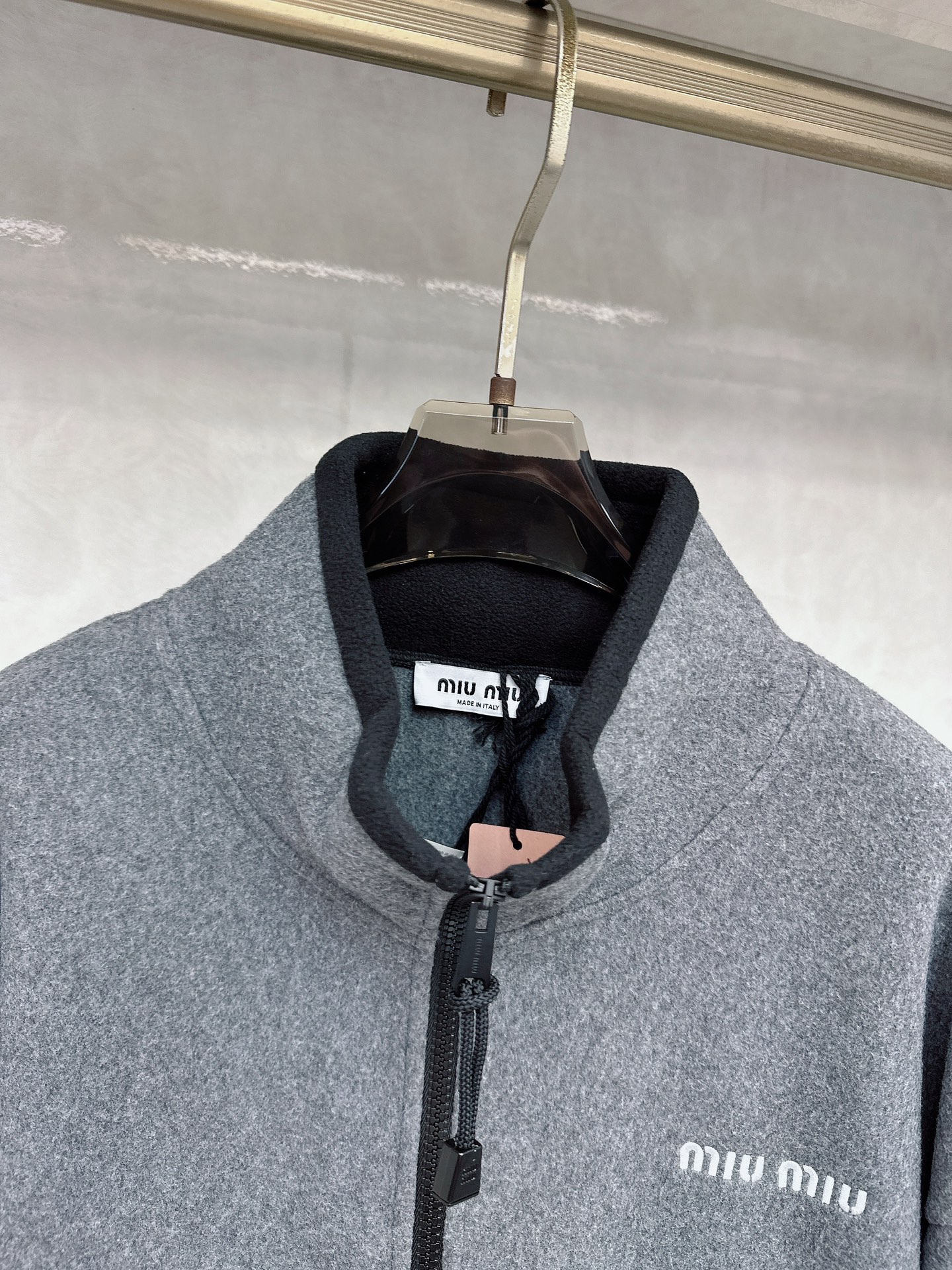 🆕Miu mi*24Fw早秋新款 徽标刺绣小logo灰色立领丨⚠独家yb开发！高版出品！胸口饰有撞色品牌