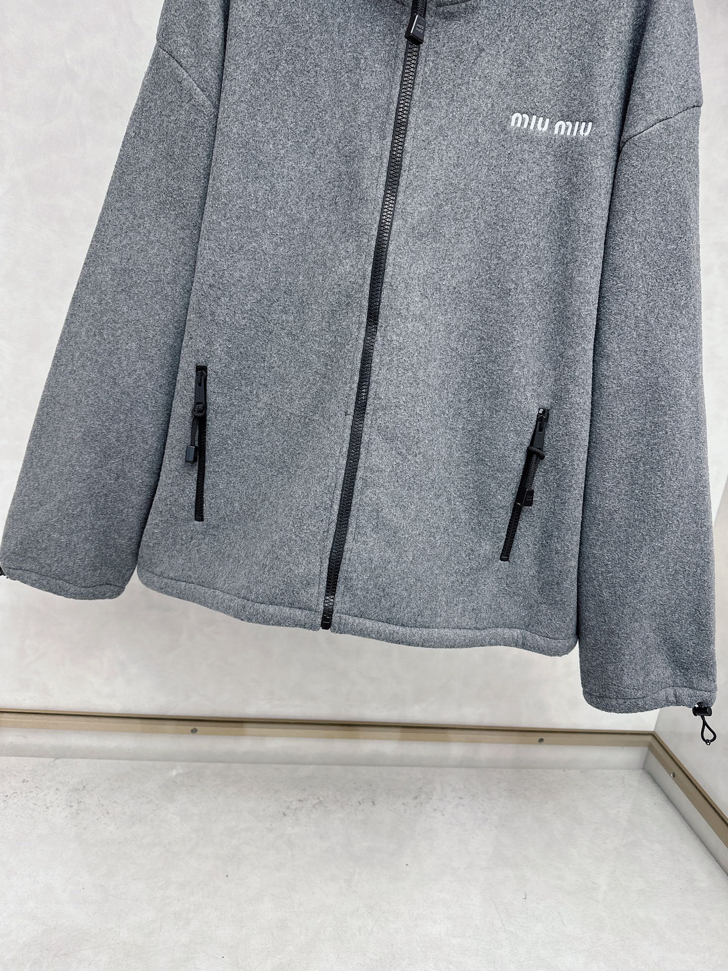 🆕Miu mi*24Fw早秋新款 徽标刺绣小logo灰色立领丨⚠独家yb开发！高版出品！胸口饰有撞色品牌