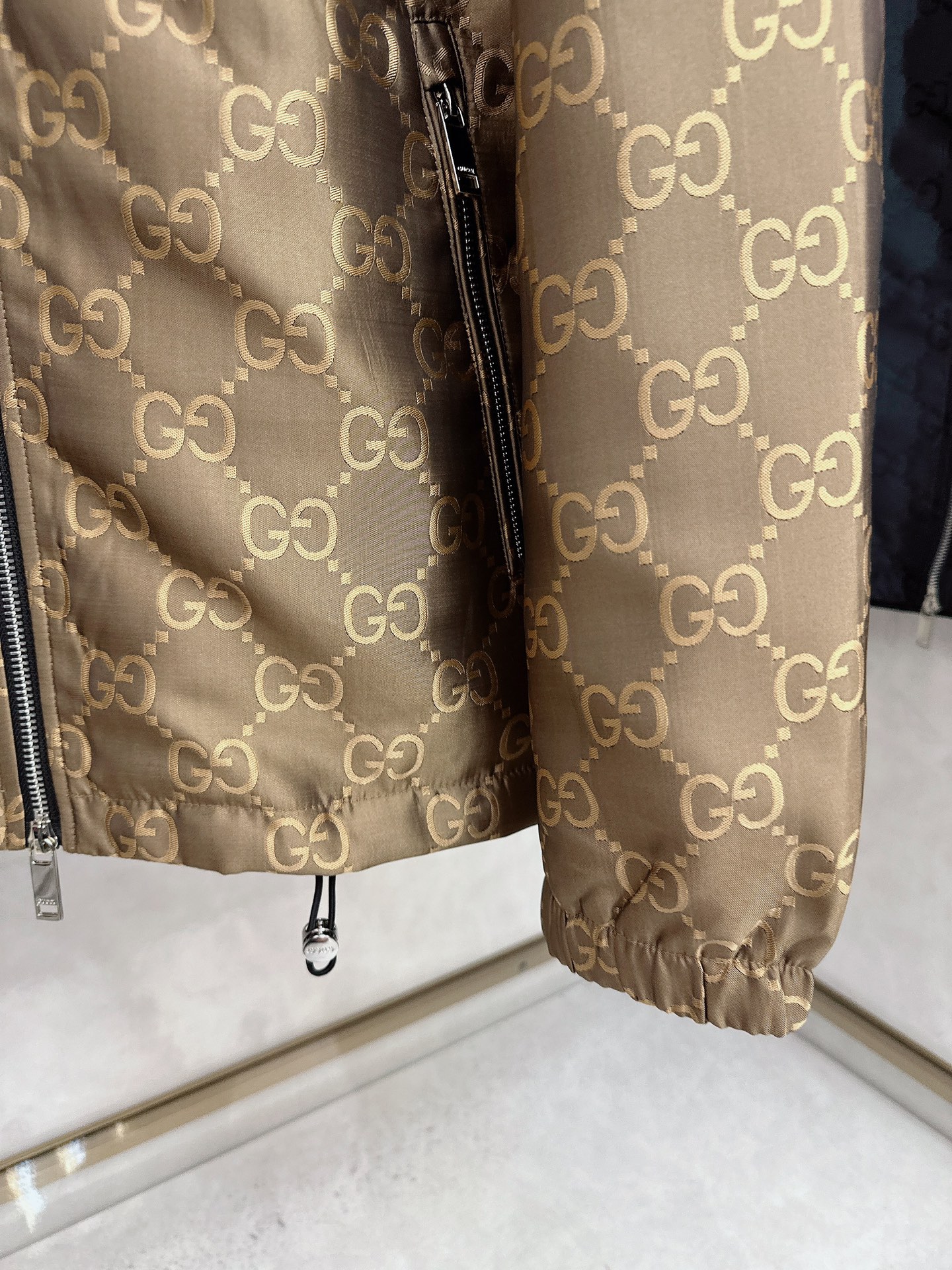 Gucci 古驰 2025FW秋冬新品 防水夹克连帽外套，贸易公司渠道稀出，原厂代工出品。该款夹克外层超