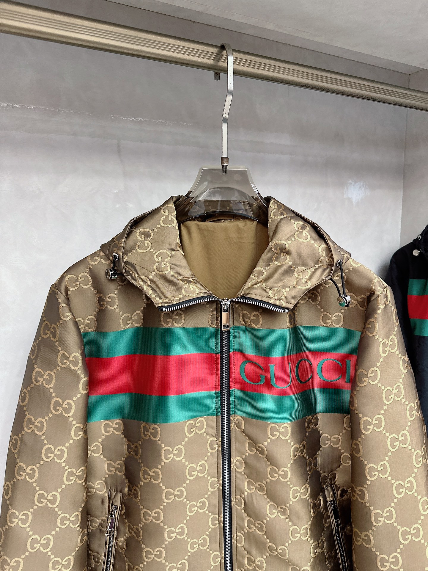 Gucci 古驰 2025FW秋冬新品 防水夹克连帽外套，贸易公司渠道稀出，原厂代工出品。该款夹克外层超