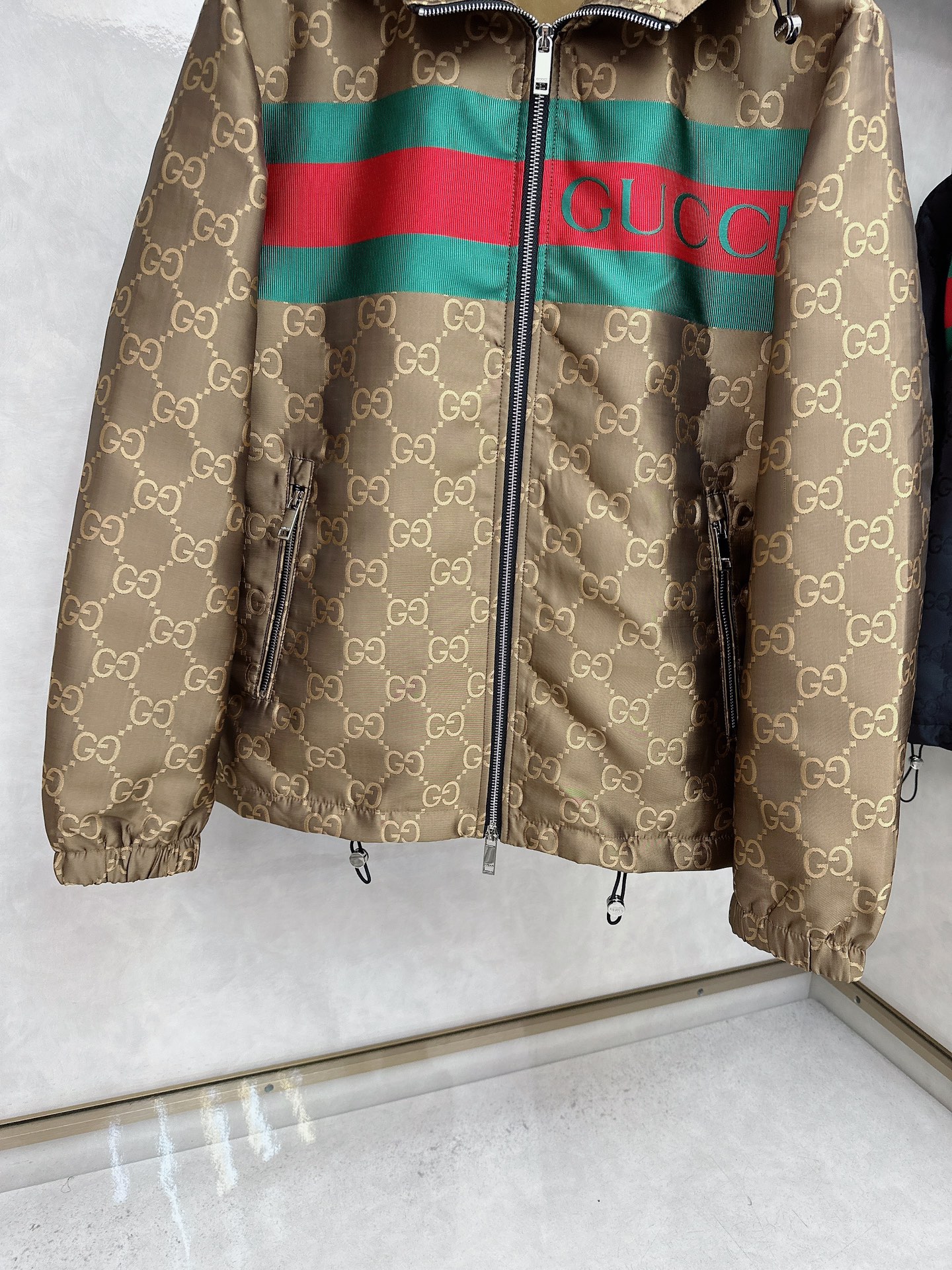 Gucci 古驰 2025FW秋冬新品 防水夹克连帽外套，贸易公司渠道稀出，原厂代工出品。该款夹克外层超