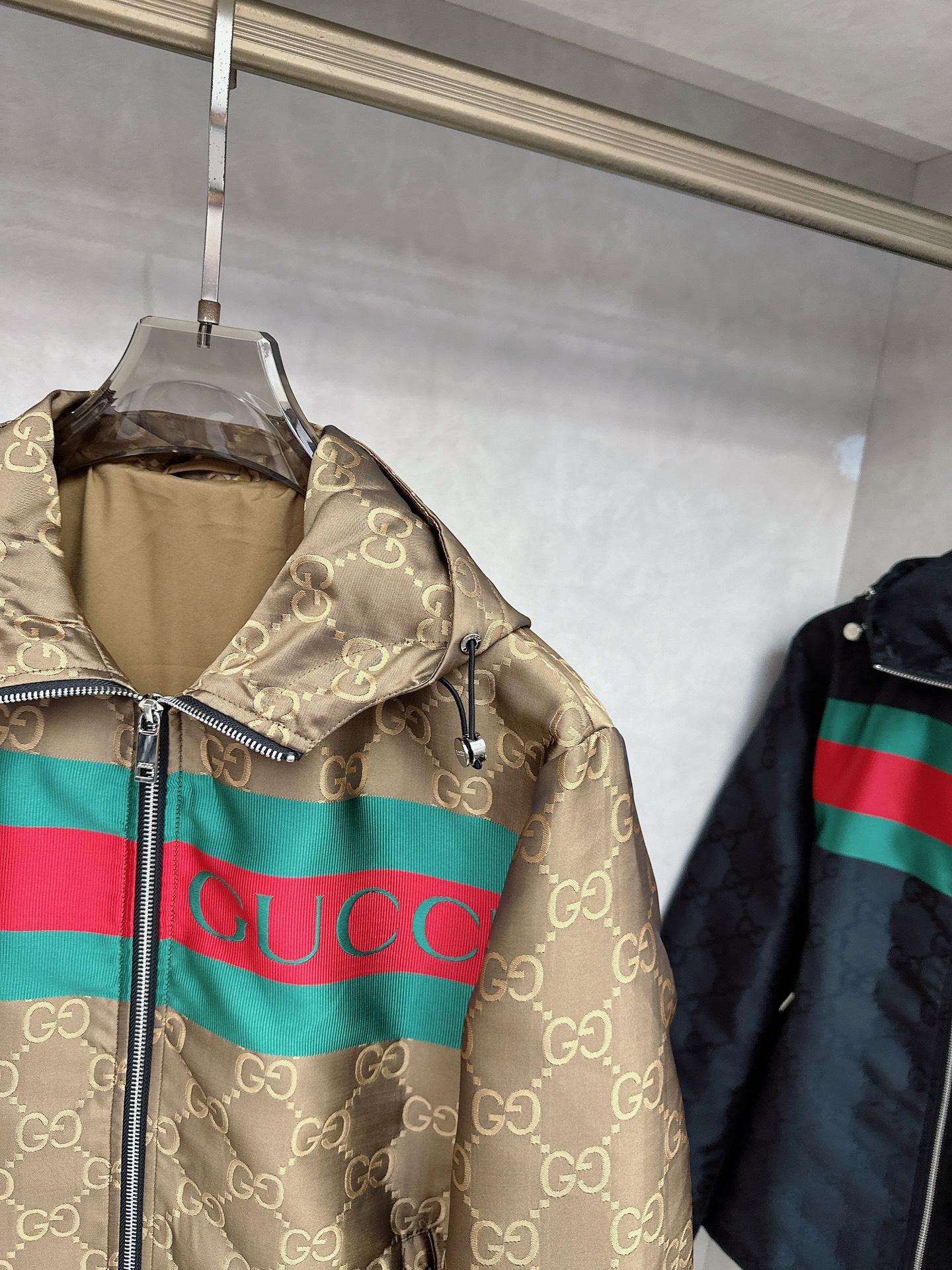 Gucci 古驰 2025FW秋冬新品 防水夹克连帽外套，贸易公司渠道稀出，原厂代工出品。该款夹克外层超