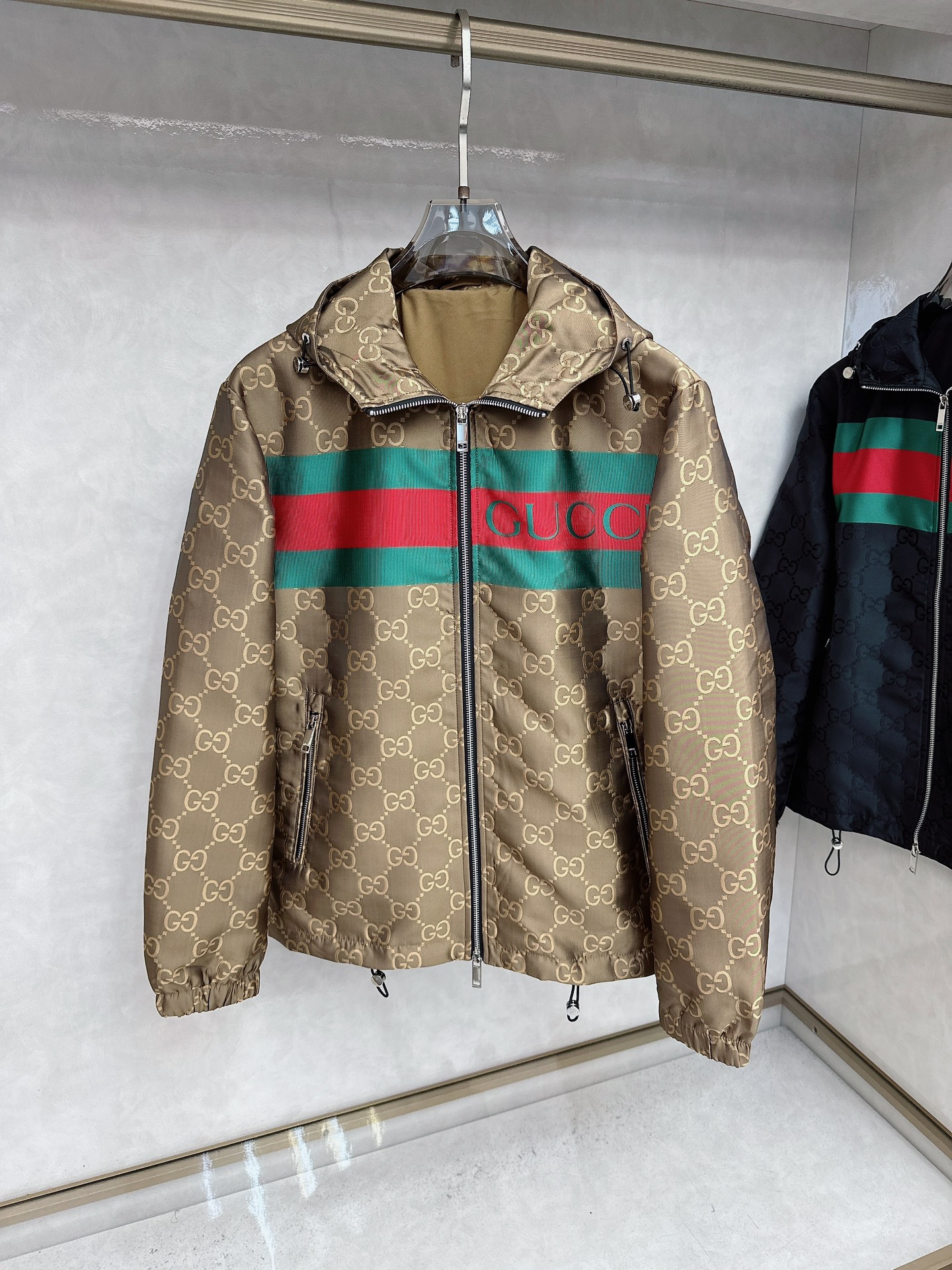 Gucci 古驰 2025FW秋冬新品 防水夹克连帽外套，贸易公司渠道稀出，原厂代工出品。该款夹克外层超