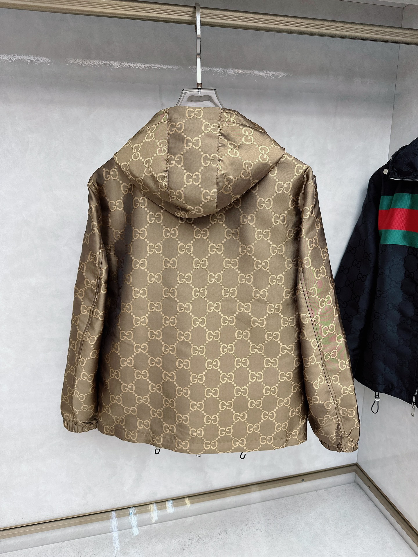 Gucci 古驰 2025FW秋冬新品 防水夹克连帽外套，贸易公司渠道稀出，原厂代工出品。该款夹克外层超