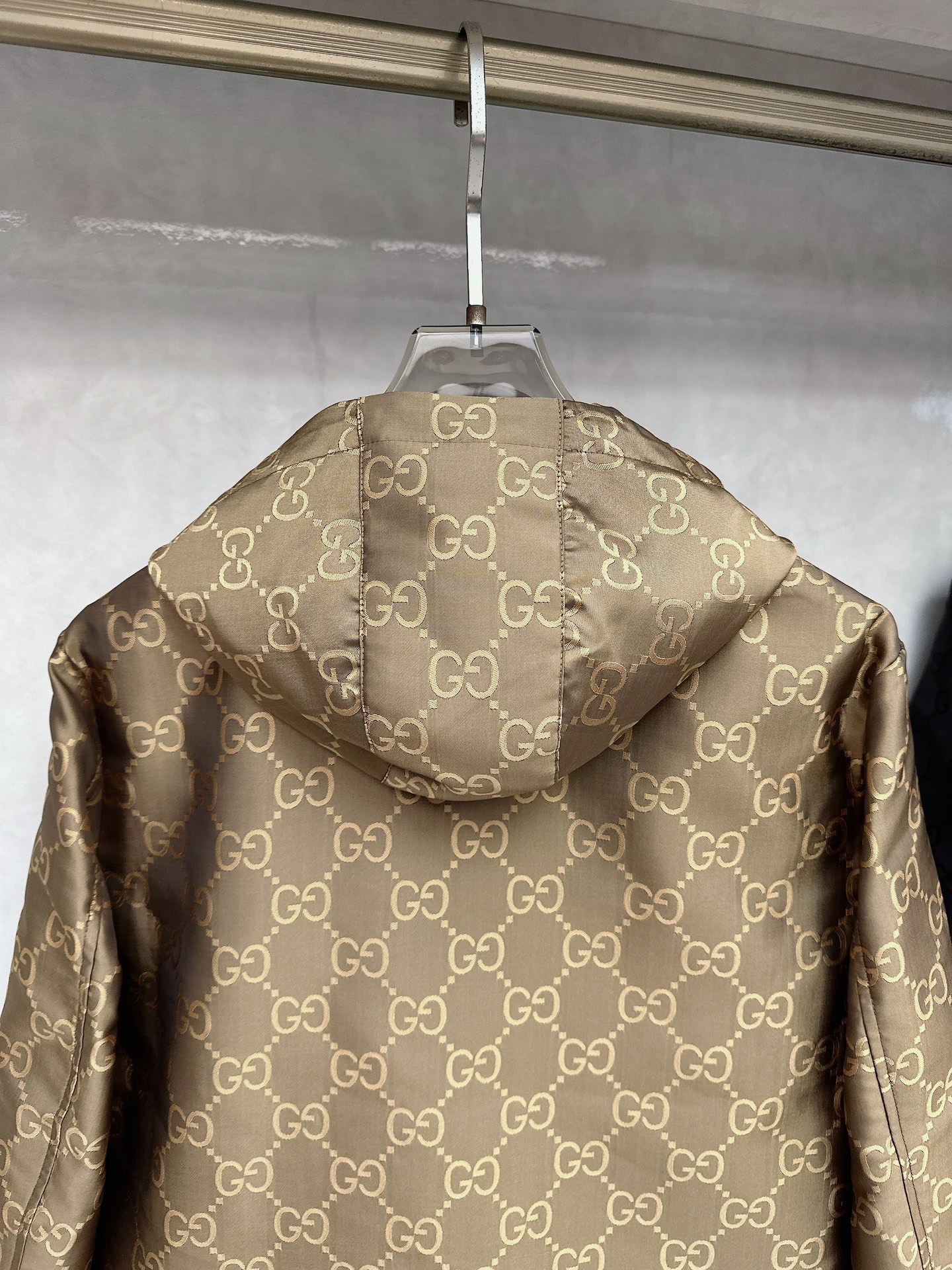 Gucci 古驰 2025FW秋冬新品 防水夹克连帽外套，贸易公司渠道稀出，原厂代工出品。该款夹克外层超