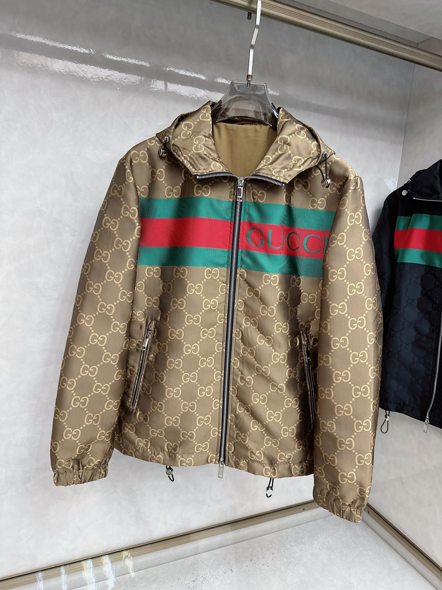 Gucci 古驰 2025FW秋冬新品 防水夹克连帽外套，贸易公司渠道稀出，原厂代工出品。该款夹克外层超