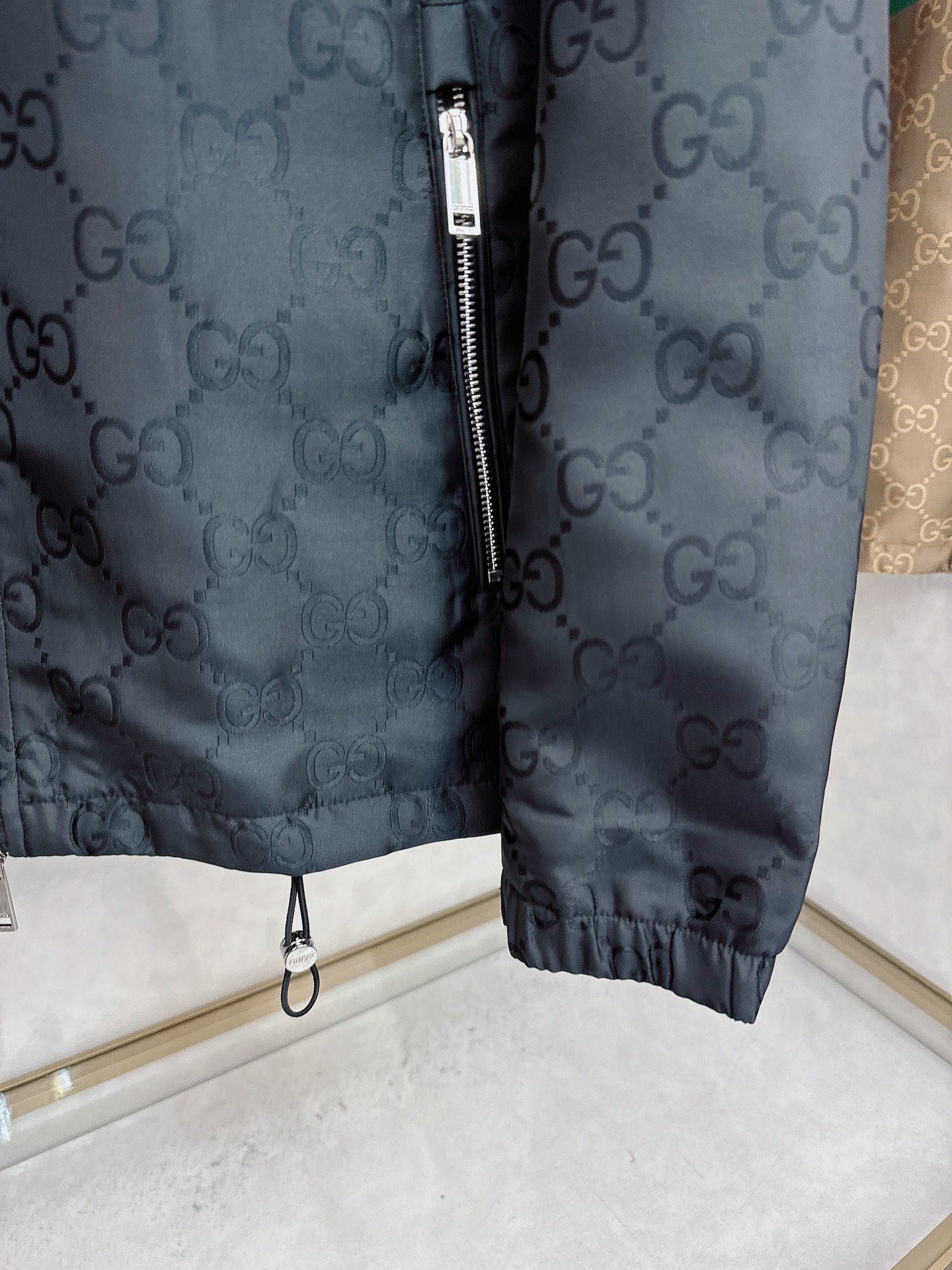 Gucci 古驰 2025FW秋冬新品 防水夹克连帽外套，贸易公司渠道稀出，原厂代工出品。该款夹克外层超