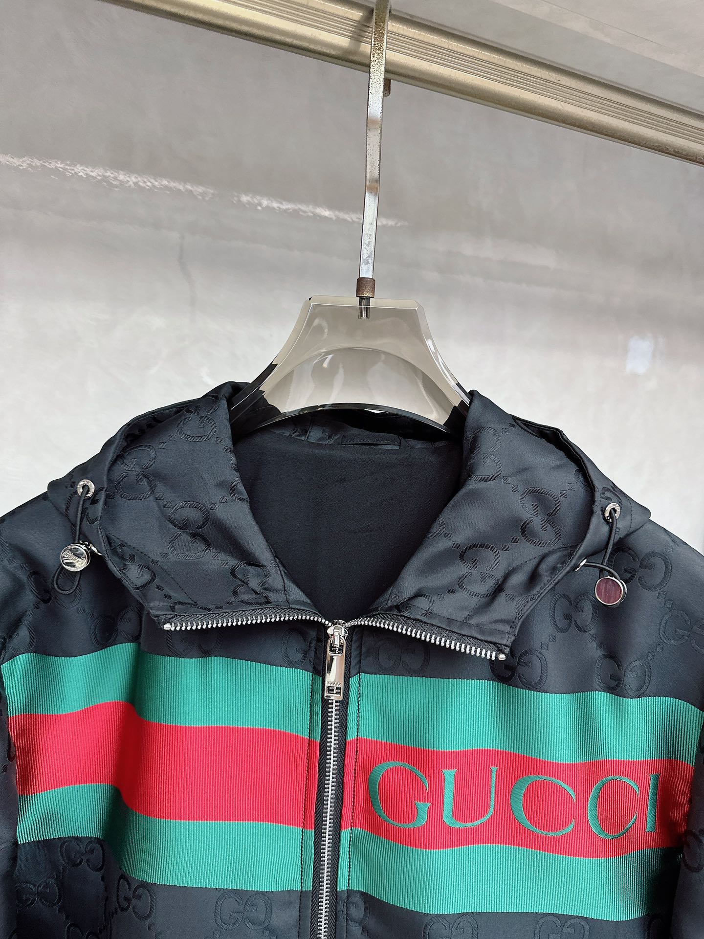 Gucci 古驰 2025FW秋冬新品 防水夹克连帽外套，贸易公司渠道稀出，原厂代工出品。该款夹克外层超