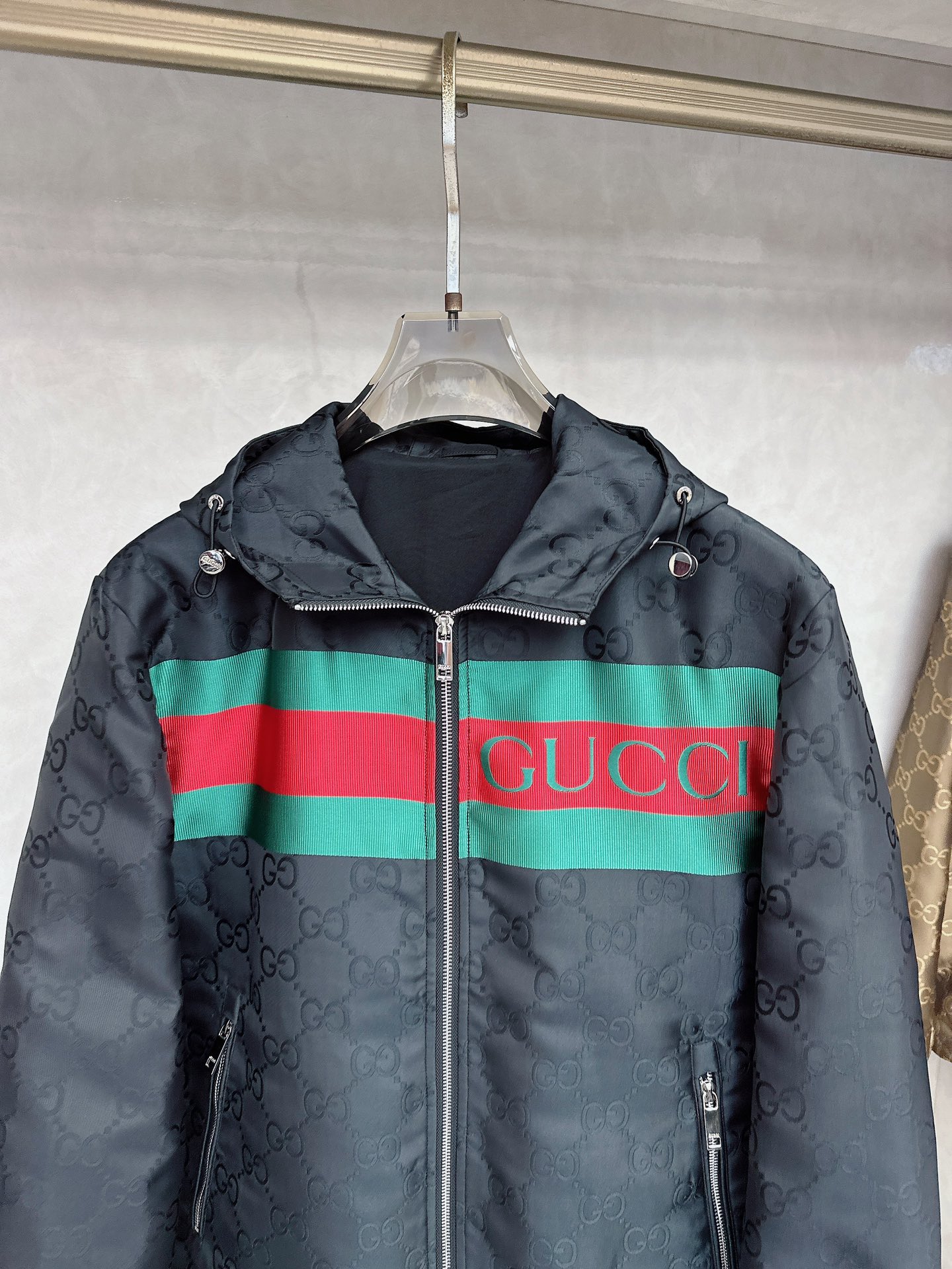 Gucci 古驰 2025FW秋冬新品 防水夹克连帽外套，贸易公司渠道稀出，原厂代工出品。该款夹克外层超
