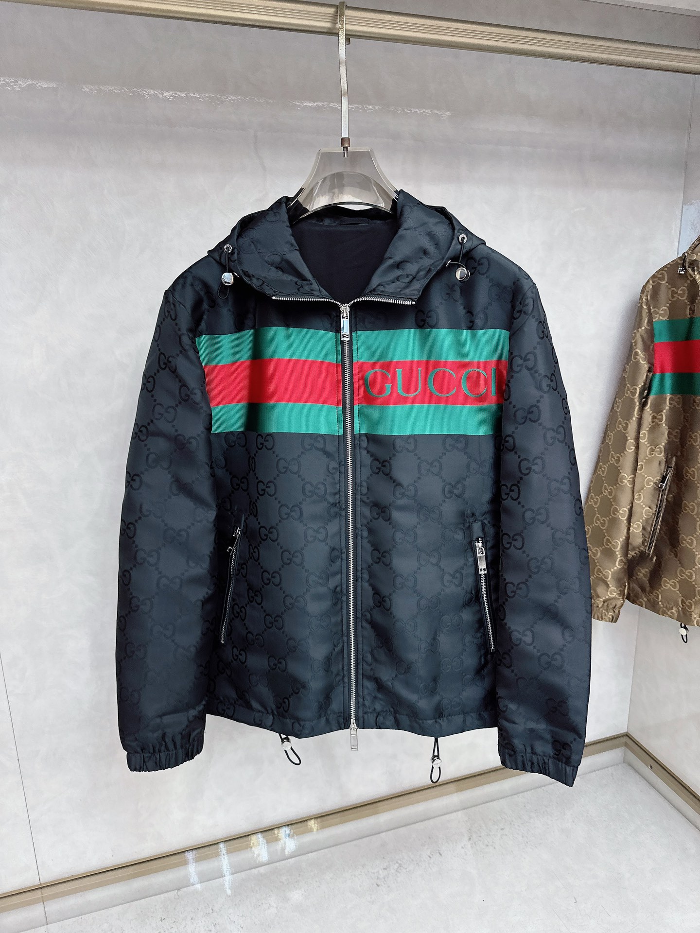 Gucci 古驰 2025FW秋冬新品 防水夹克连帽外套，贸易公司渠道稀出，原厂代工出品。该款夹克外层超