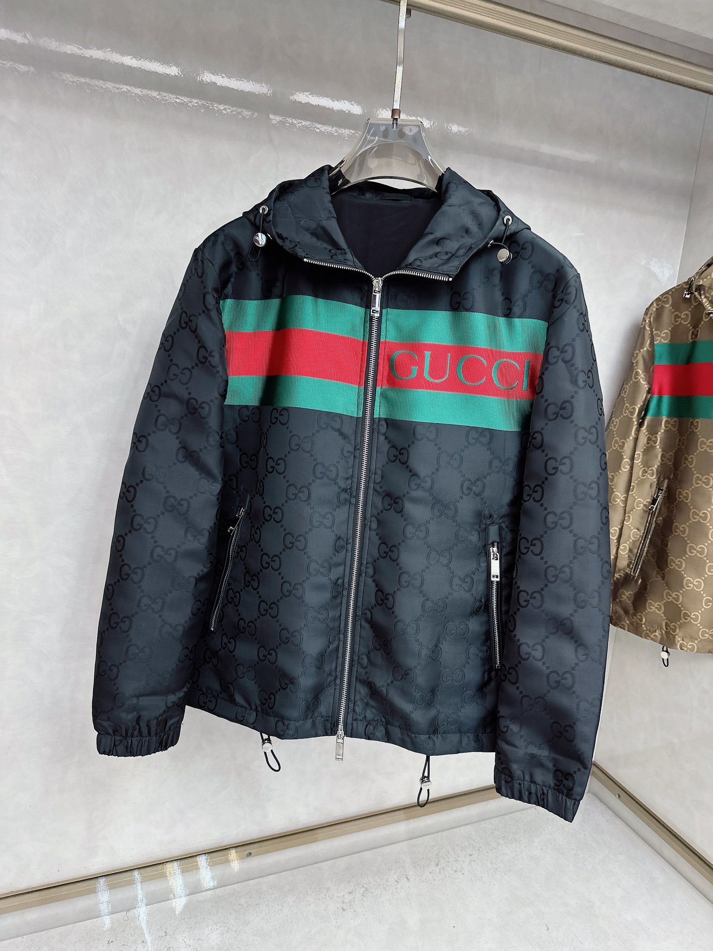 Gucci 古驰 2025FW秋冬新品 防水夹克连帽外套，贸易公司渠道稀出，原厂代工出品。该款夹克外层超