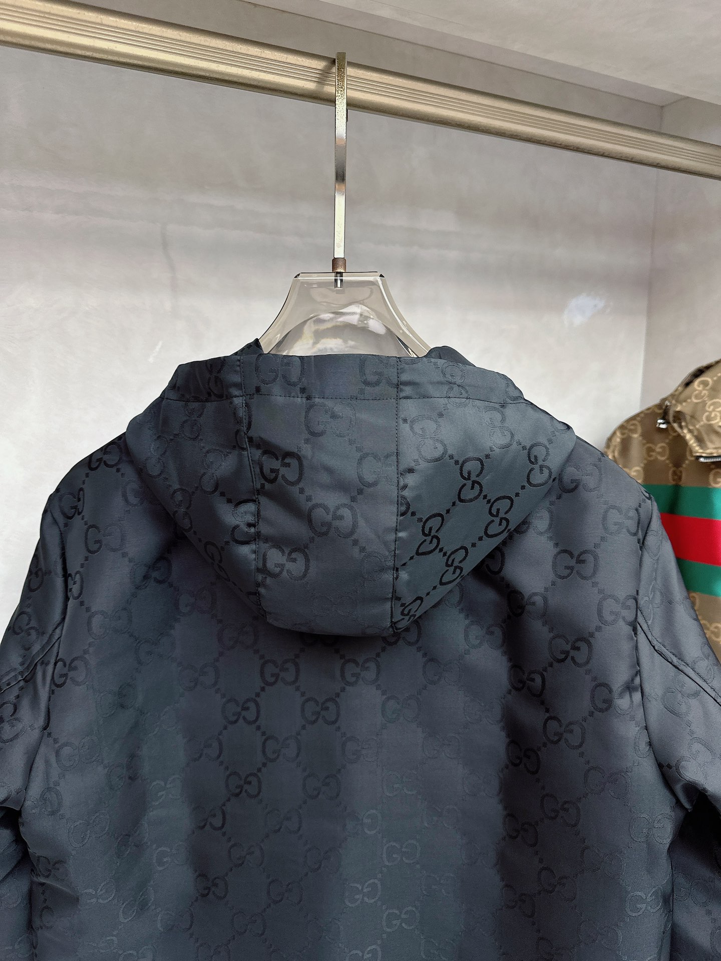 Gucci 古驰 2025FW秋冬新品 防水夹克连帽外套，贸易公司渠道稀出，原厂代工出品。该款夹克外层超