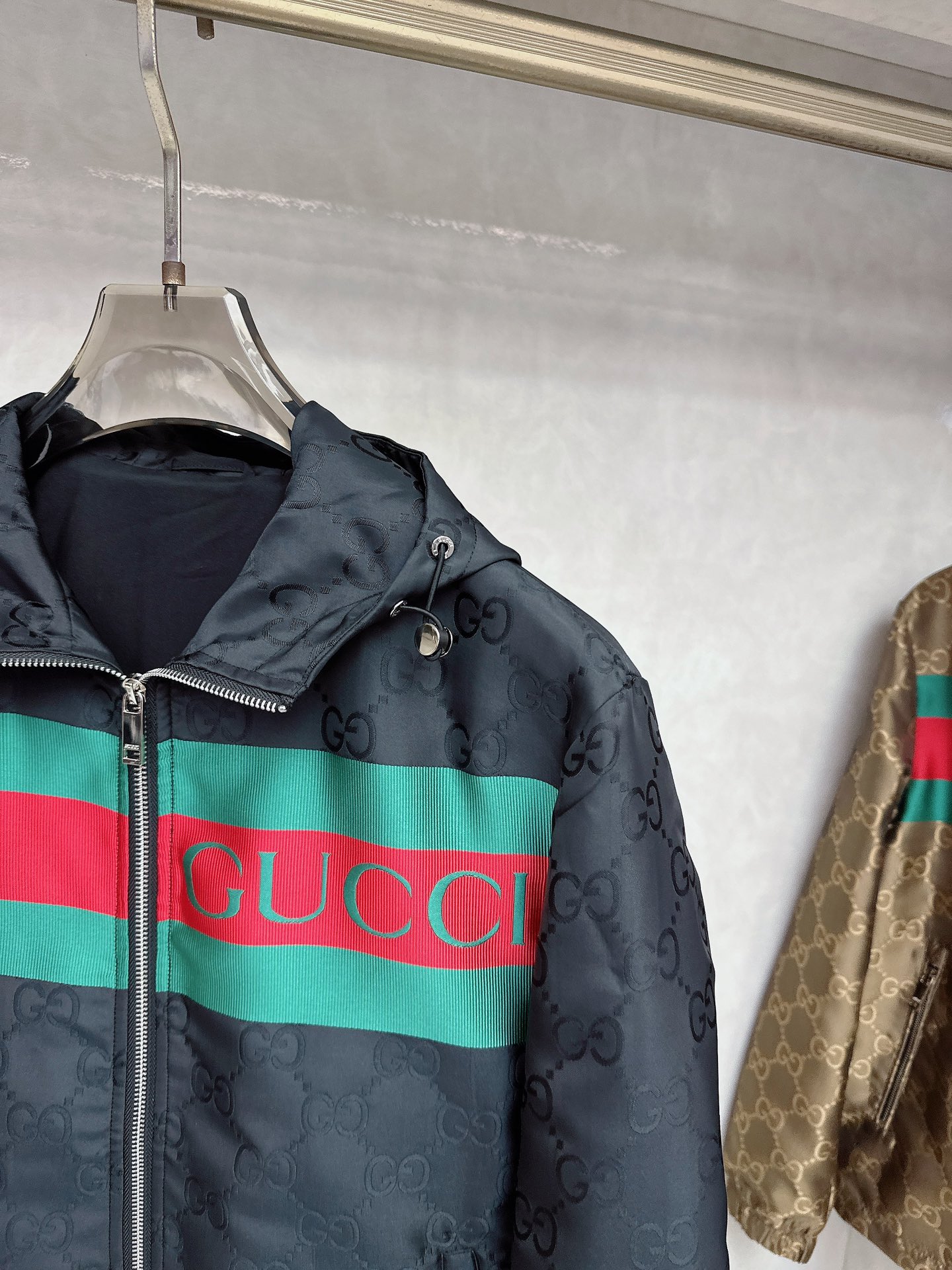 Gucci 古驰 2025FW秋冬新品 防水夹克连帽外套，贸易公司渠道稀出，原厂代工出品。该款夹克外层超