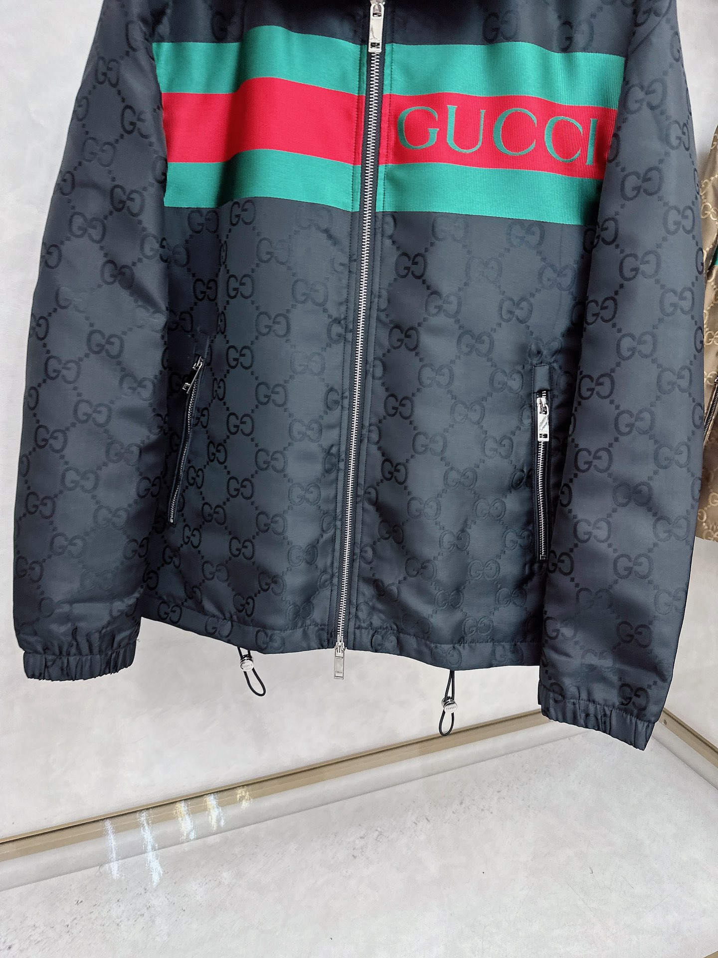 Gucci 古驰 2025FW秋冬新品 防水夹克连帽外套，贸易公司渠道稀出，原厂代工出品。该款夹克外层超