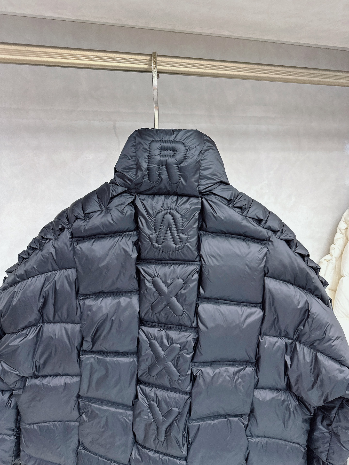 特级羽绒⬆️Moner x CistoPher Raxxy 明星同款 男女款3D绗缝拉链羽绒外套. 这款