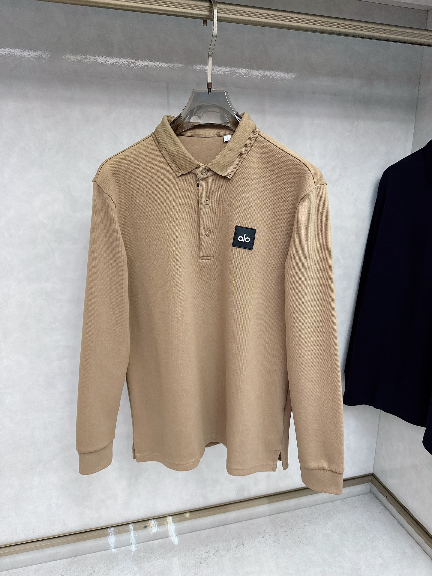 alo 2025春夏新款首发最新款翻领Polo短袖 高端订制 设计前卫时尚！品牌logo重工艺设计 高端