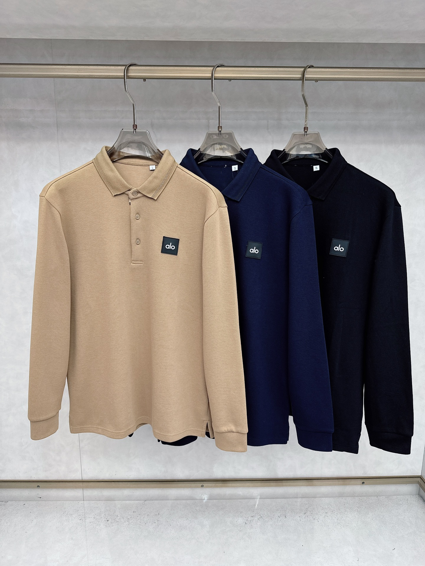 alo 2025春夏新款首发最新款翻领Polo短袖 高端订制 设计前卫时尚！品牌logo重工艺设计 高端