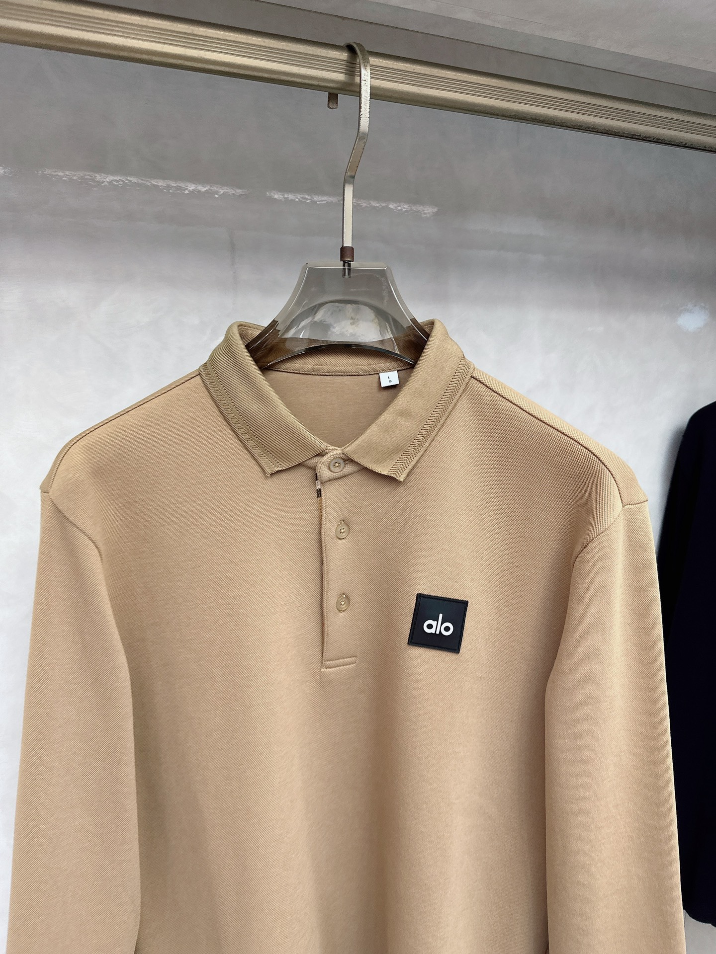 alo 2025春夏新款首发最新款翻领Polo短袖 高端订制 设计前卫时尚！品牌logo重工艺设计 高端