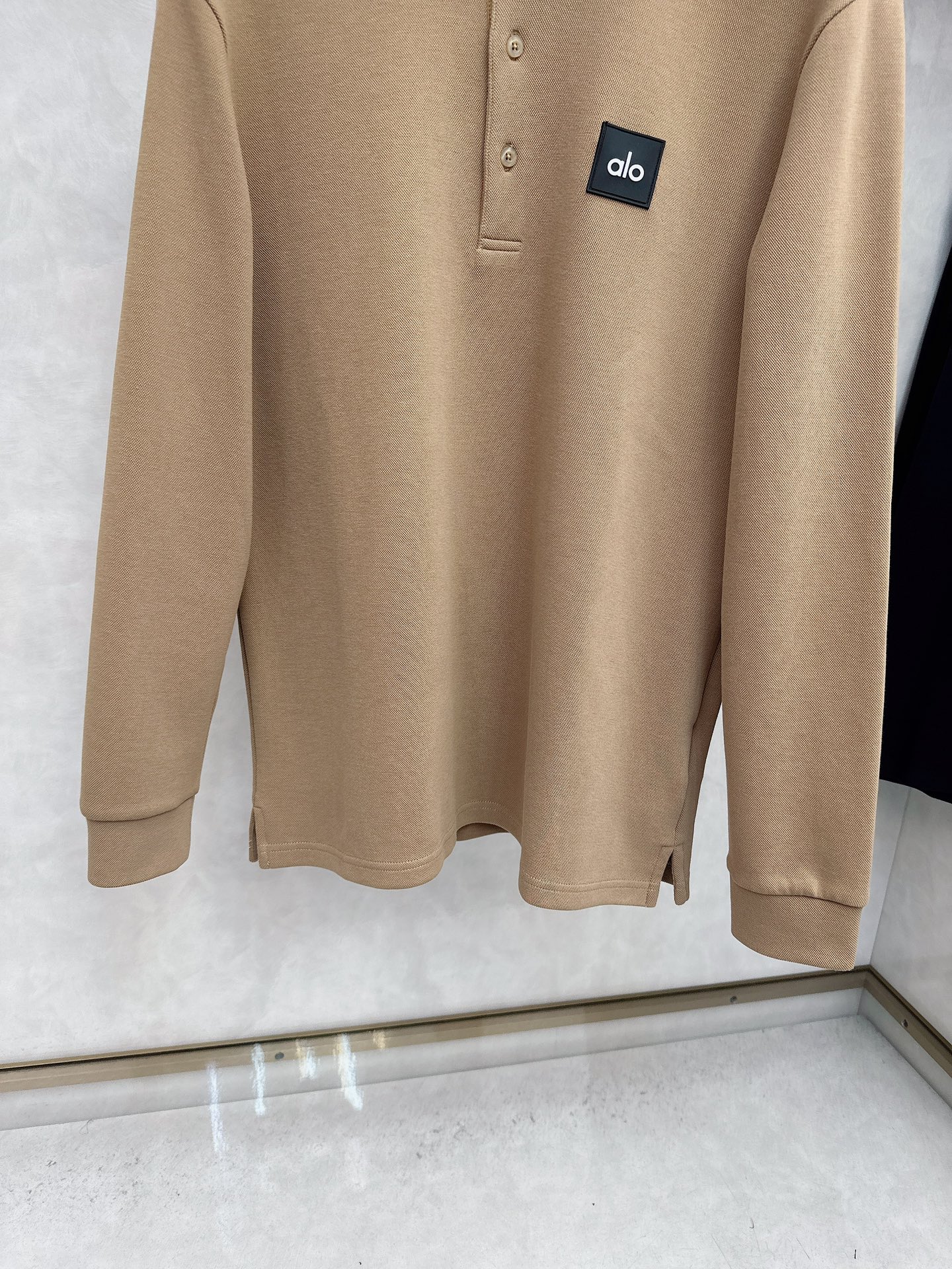 alo 2025春夏新款首发最新款翻领Polo短袖 高端订制 设计前卫时尚！品牌logo重工艺设计 高端